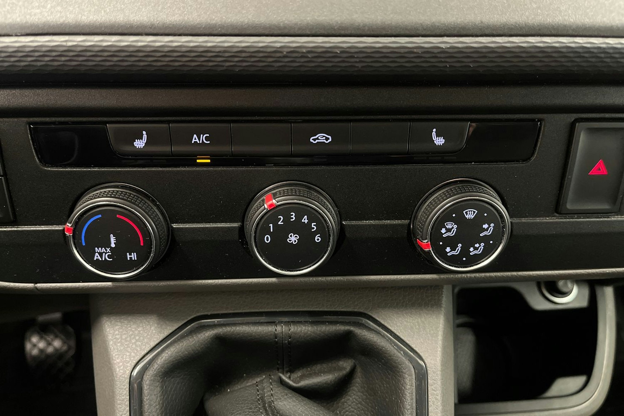 Valkoinen Volkswagen Transporter 2021 kuva 28.