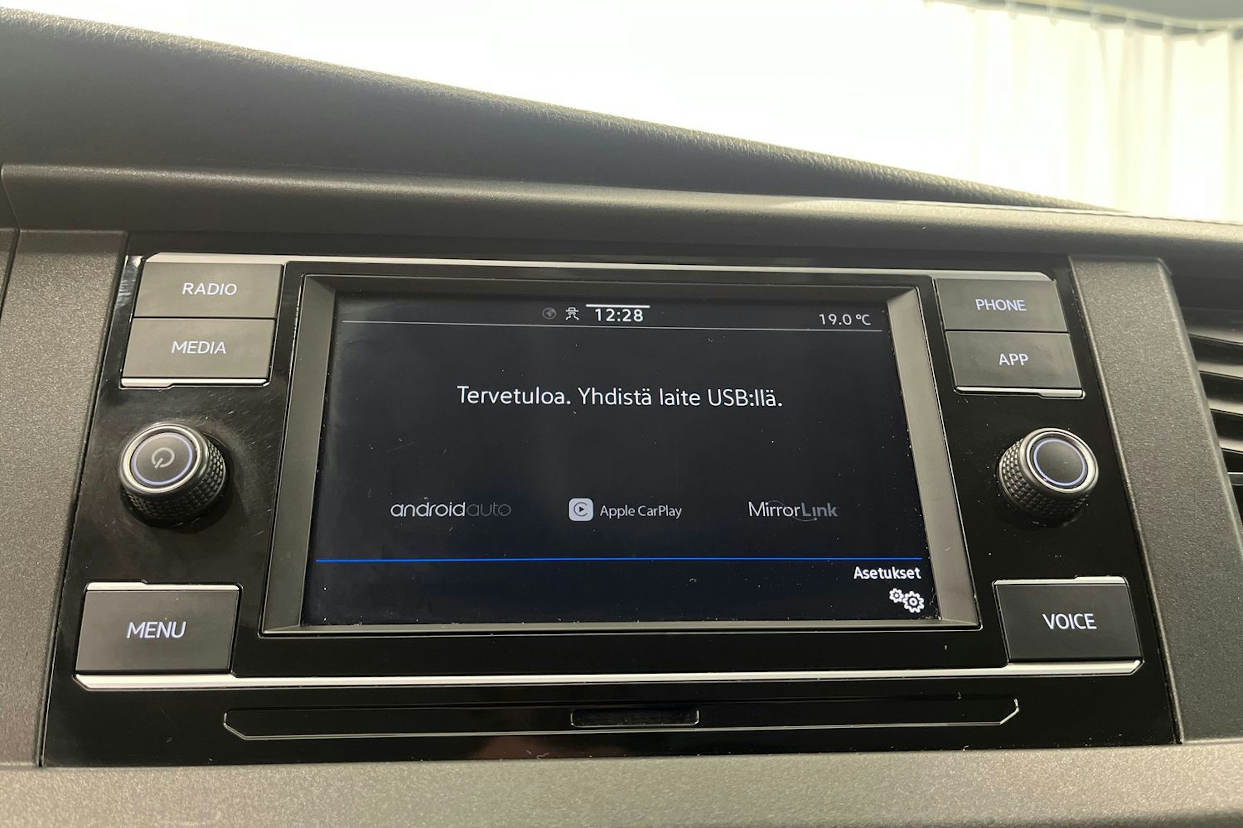 Valkoinen Volkswagen Transporter 2021 kuva 32.