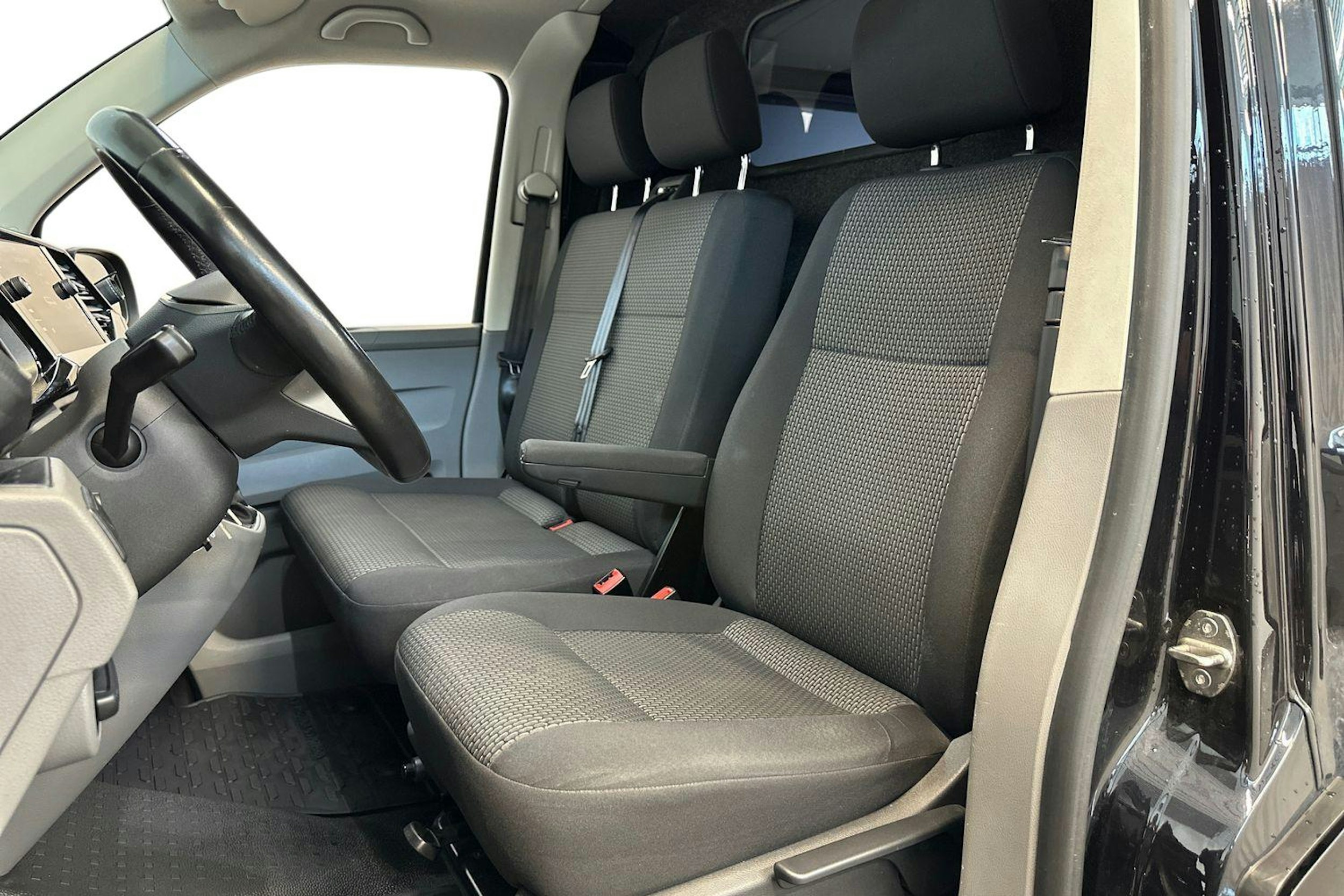 musta Volkswagen Transporter 2021 kuva 10.
