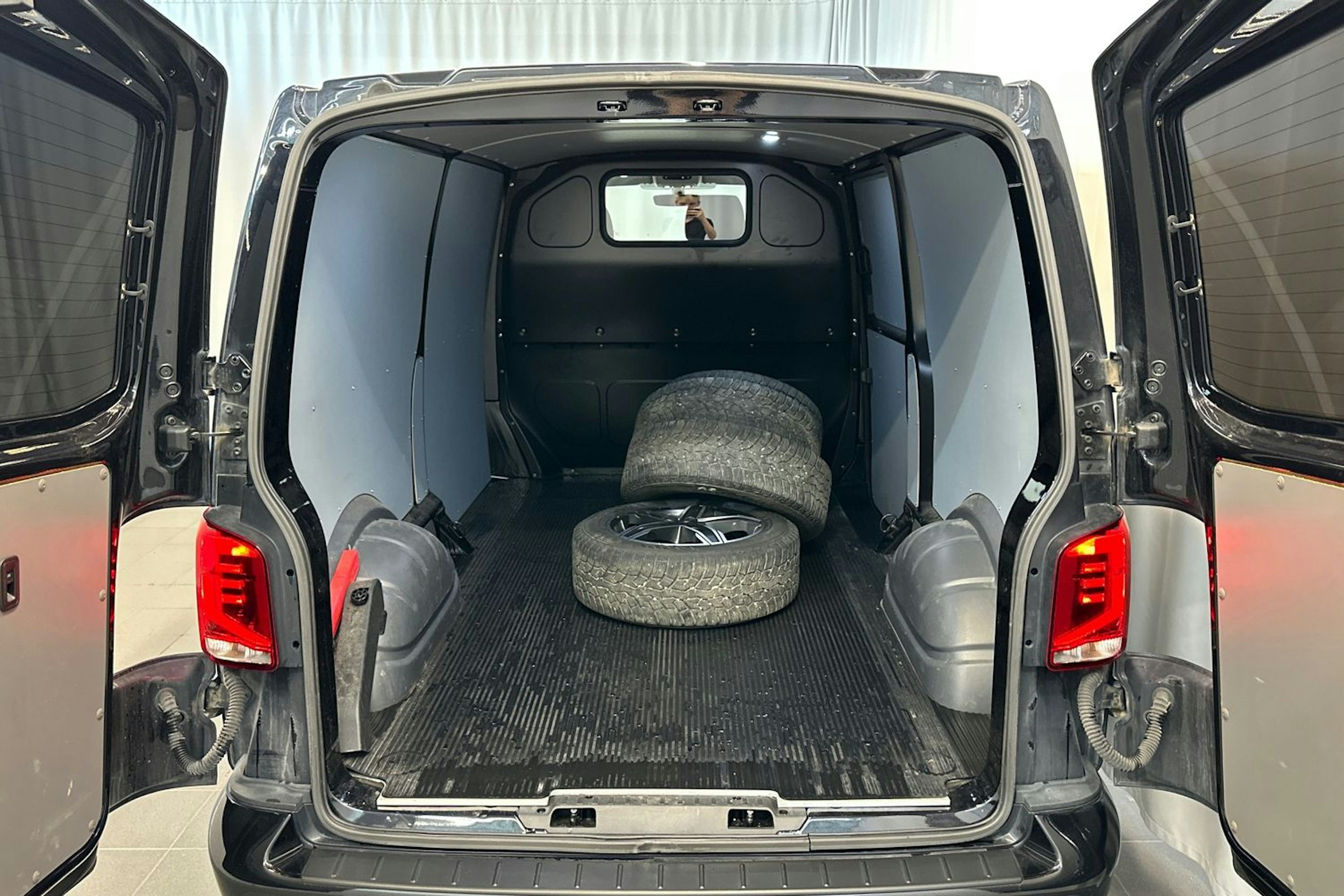 musta Volkswagen Transporter 2021 kuva 14.
