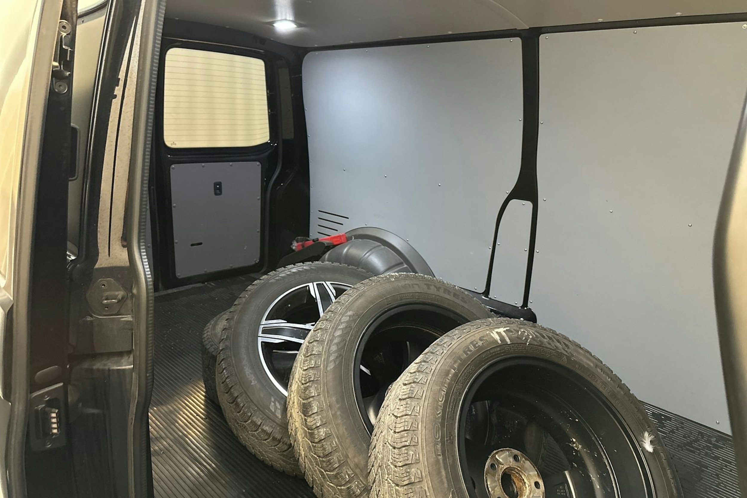 musta Volkswagen Transporter 2021 kuva 15.