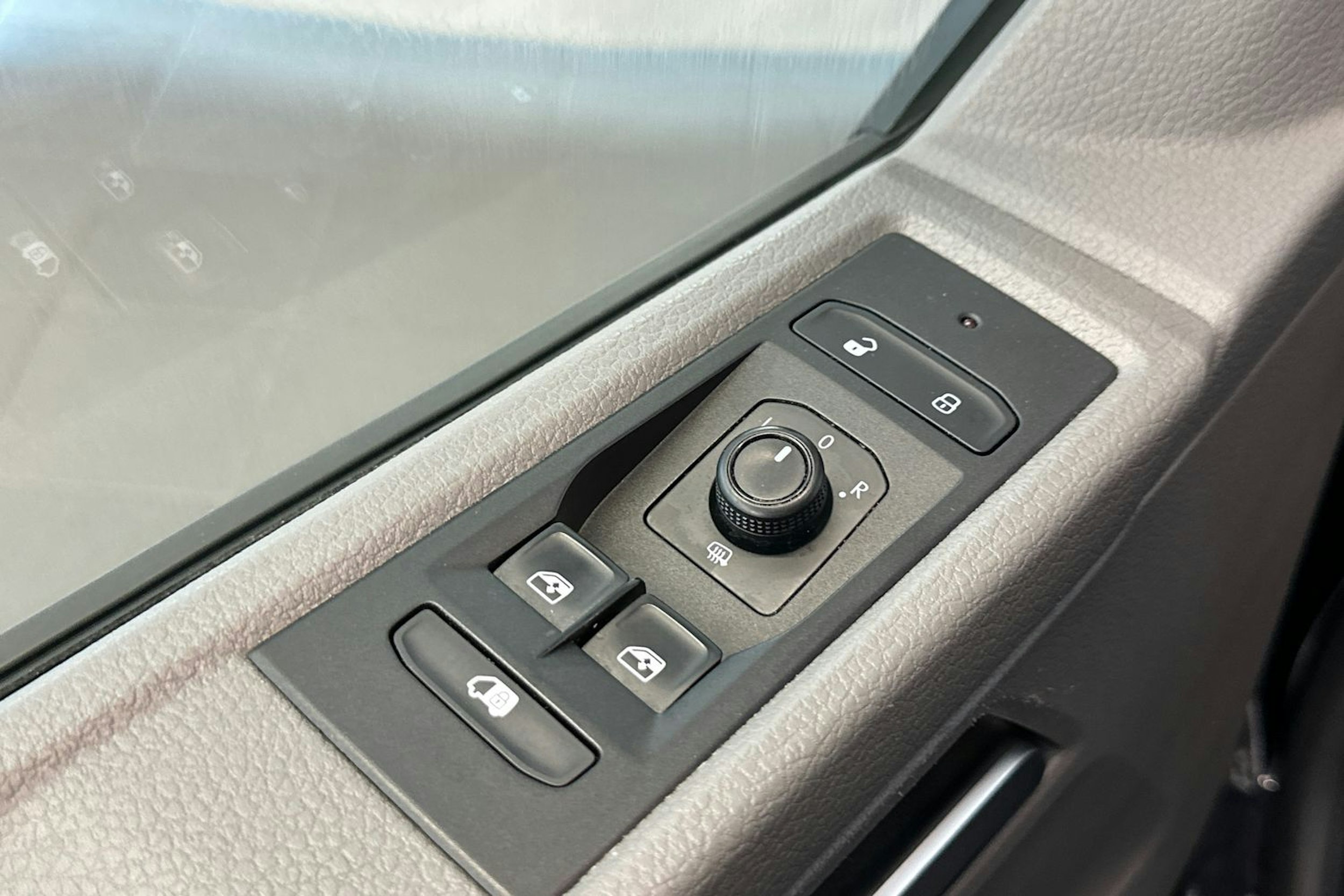 musta Volkswagen Transporter 2021 kuva 16.