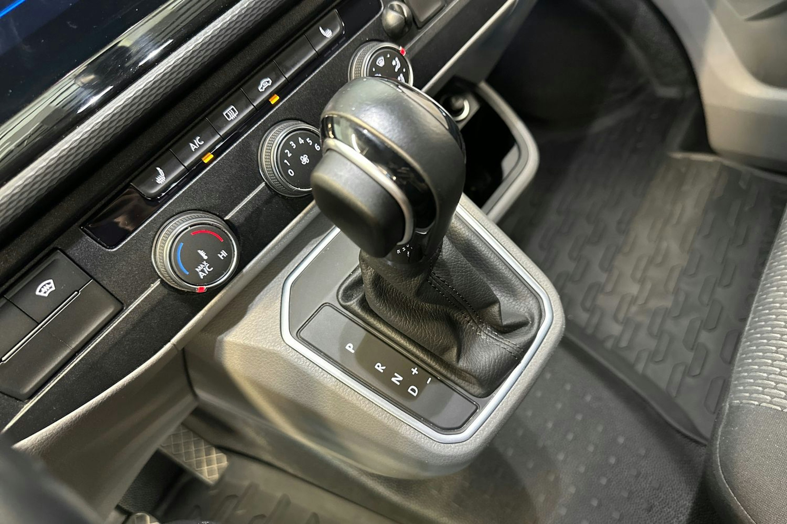 musta Volkswagen Transporter 2021 kuva 21.