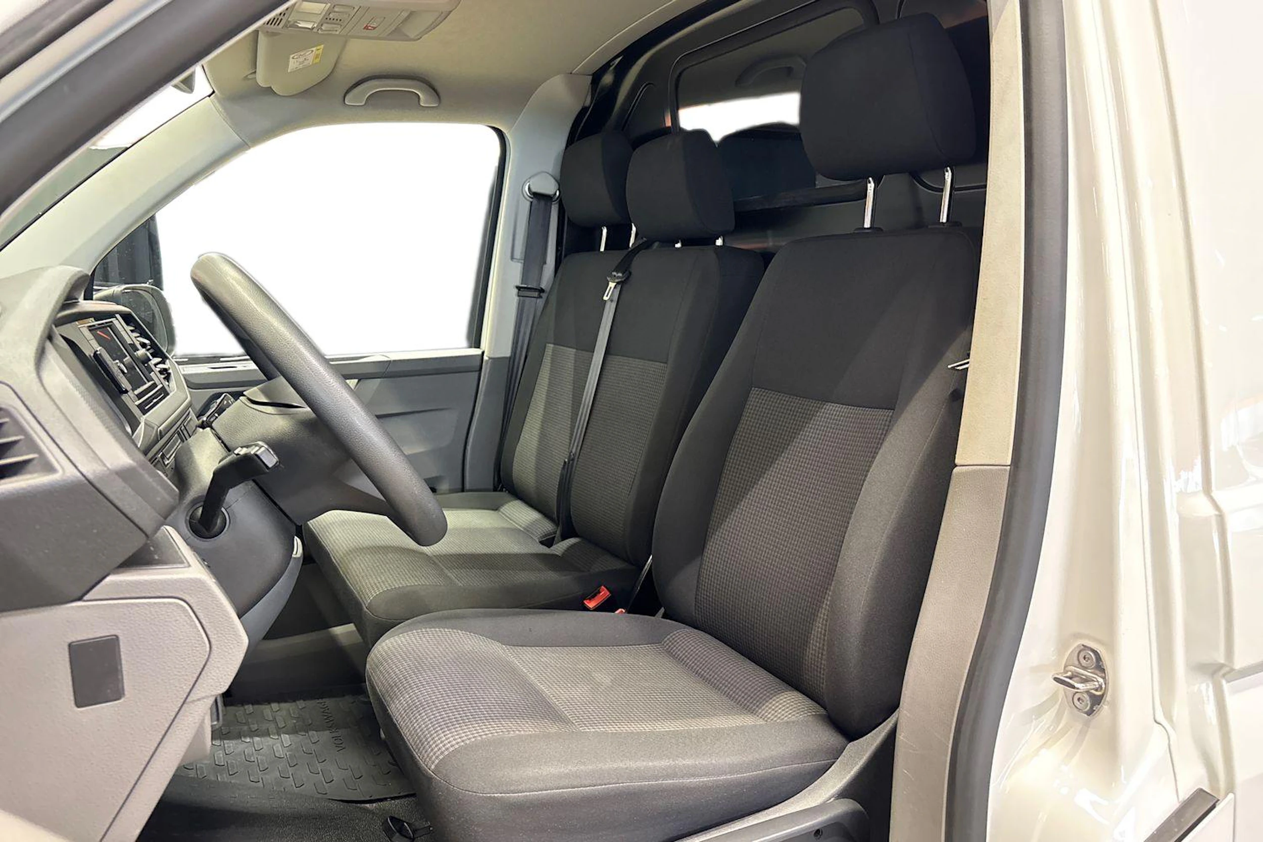 valkoinen Volkswagen Transporter 2021 kuva 11.