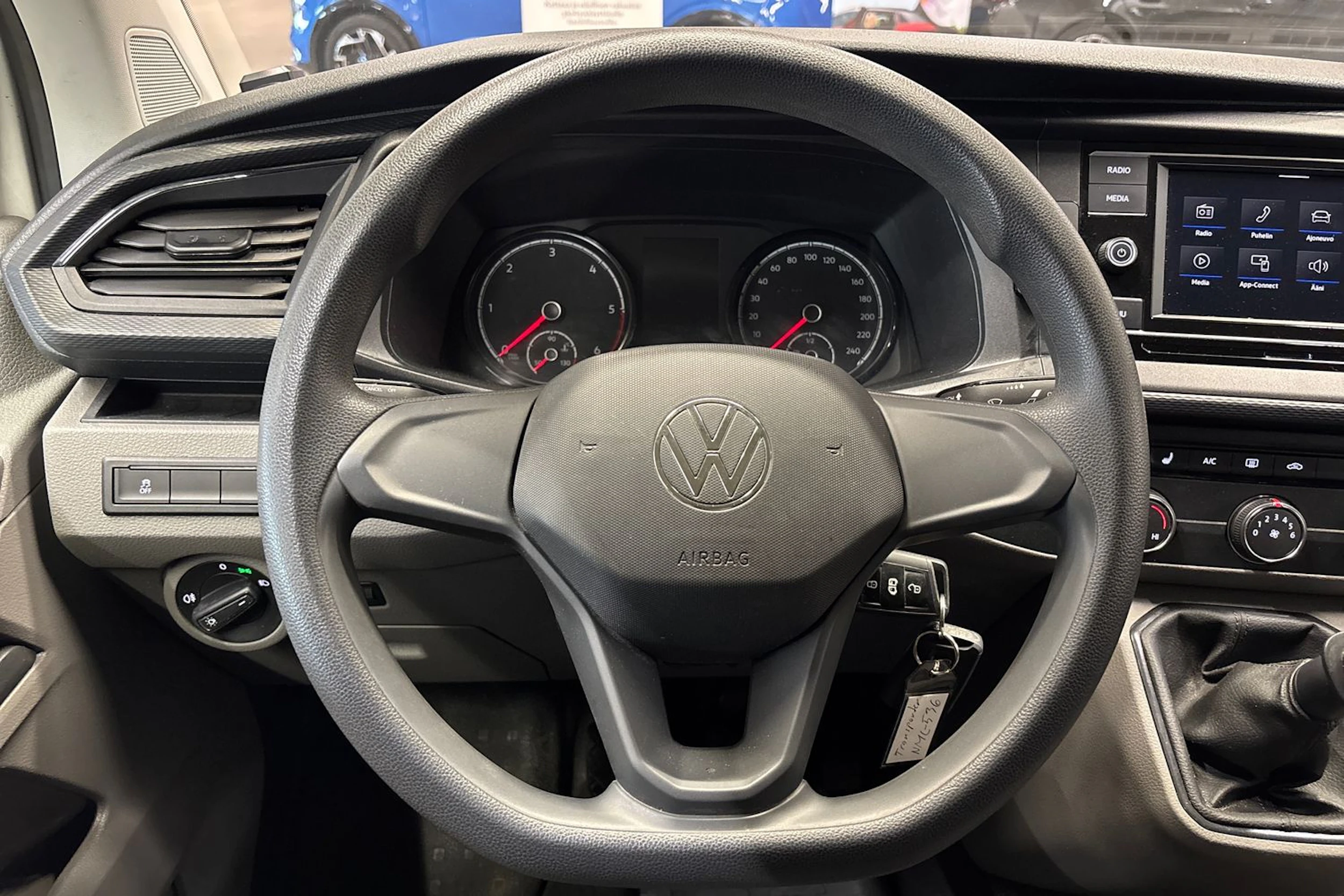 valkoinen Volkswagen Transporter 2021 kuva 20.