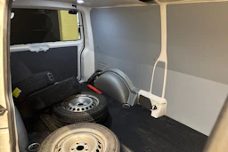 valkoinen Volkswagen Transporter 2021 kuva 28.