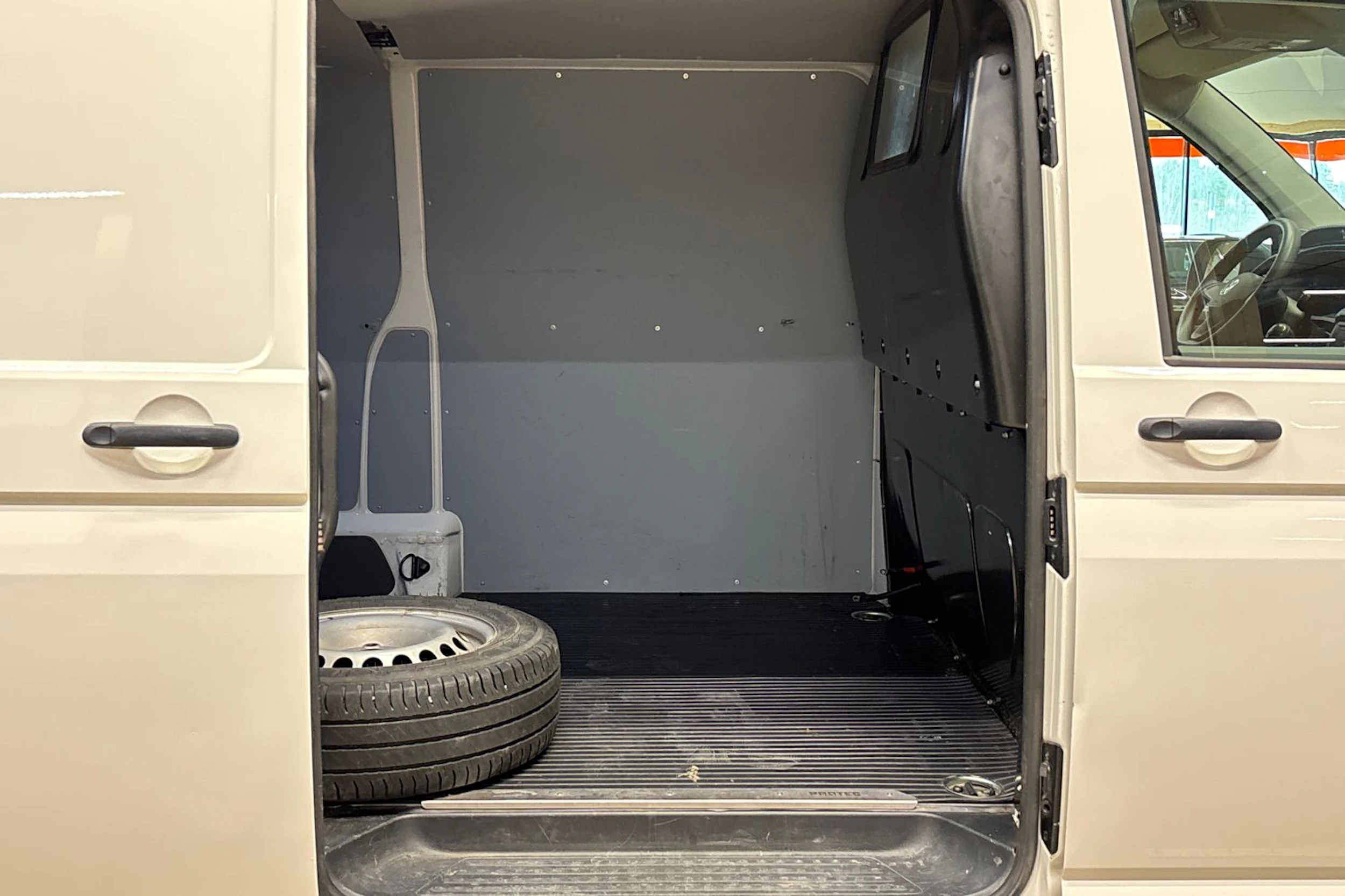 valkoinen Volkswagen Transporter 2021 kuva 29.