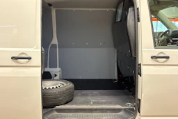 valkoinen Volkswagen Transporter 2021 kuva 29.