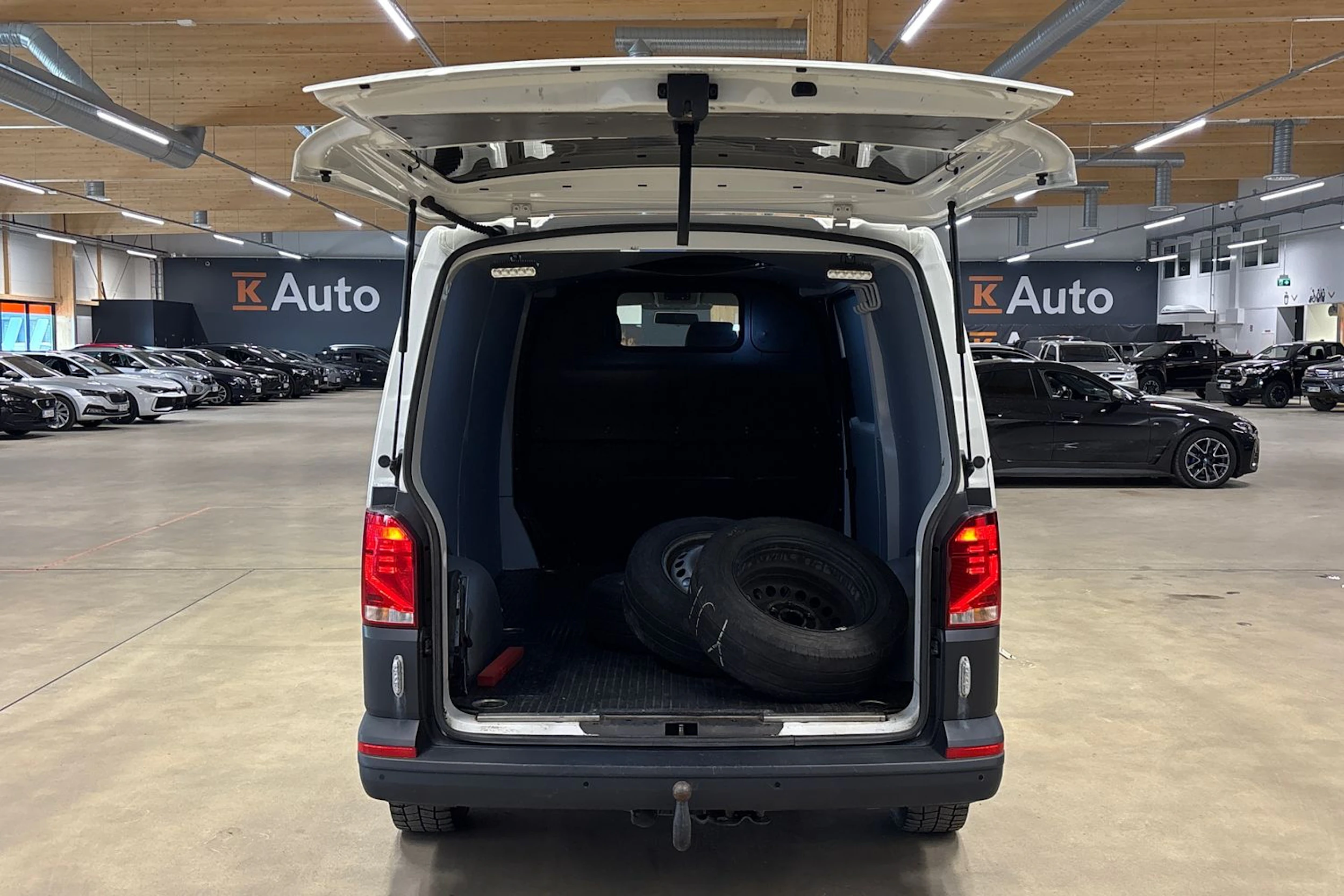 valkoinen Volkswagen Transporter 2021 kuva 30.