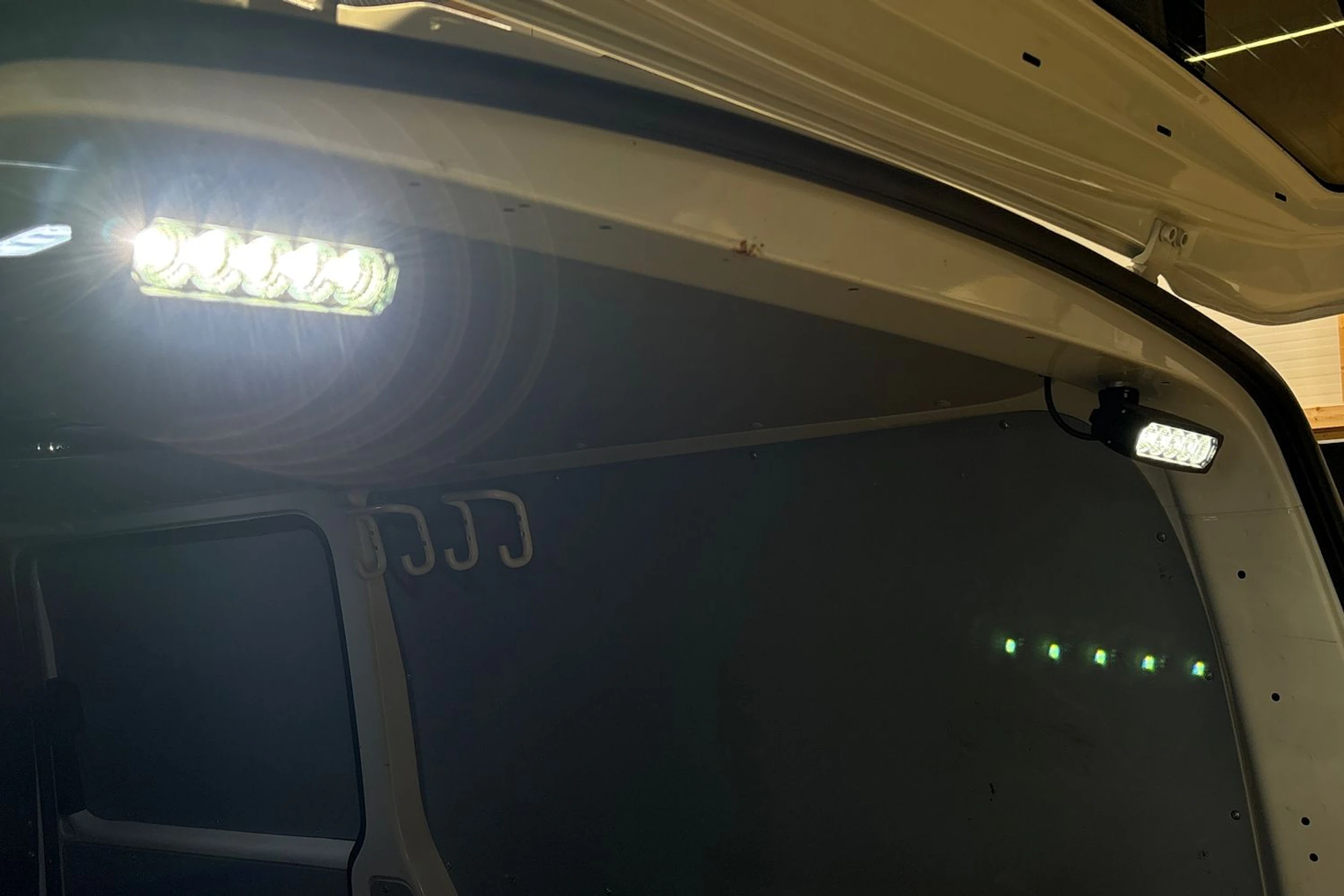 valkoinen Volkswagen Transporter 2021 kuva 34.