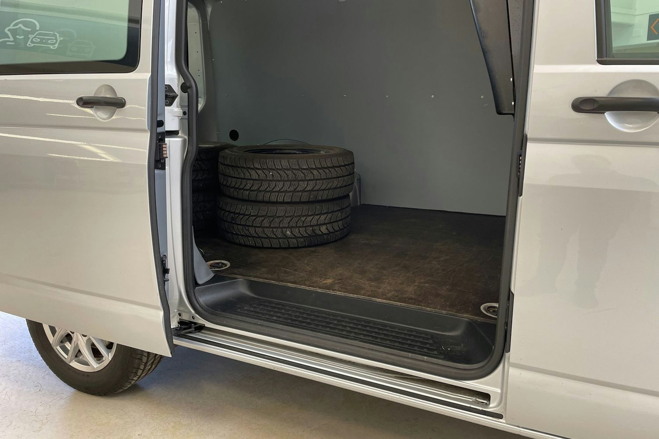 hopea Volkswagen Transporter 2021 kuva 16.