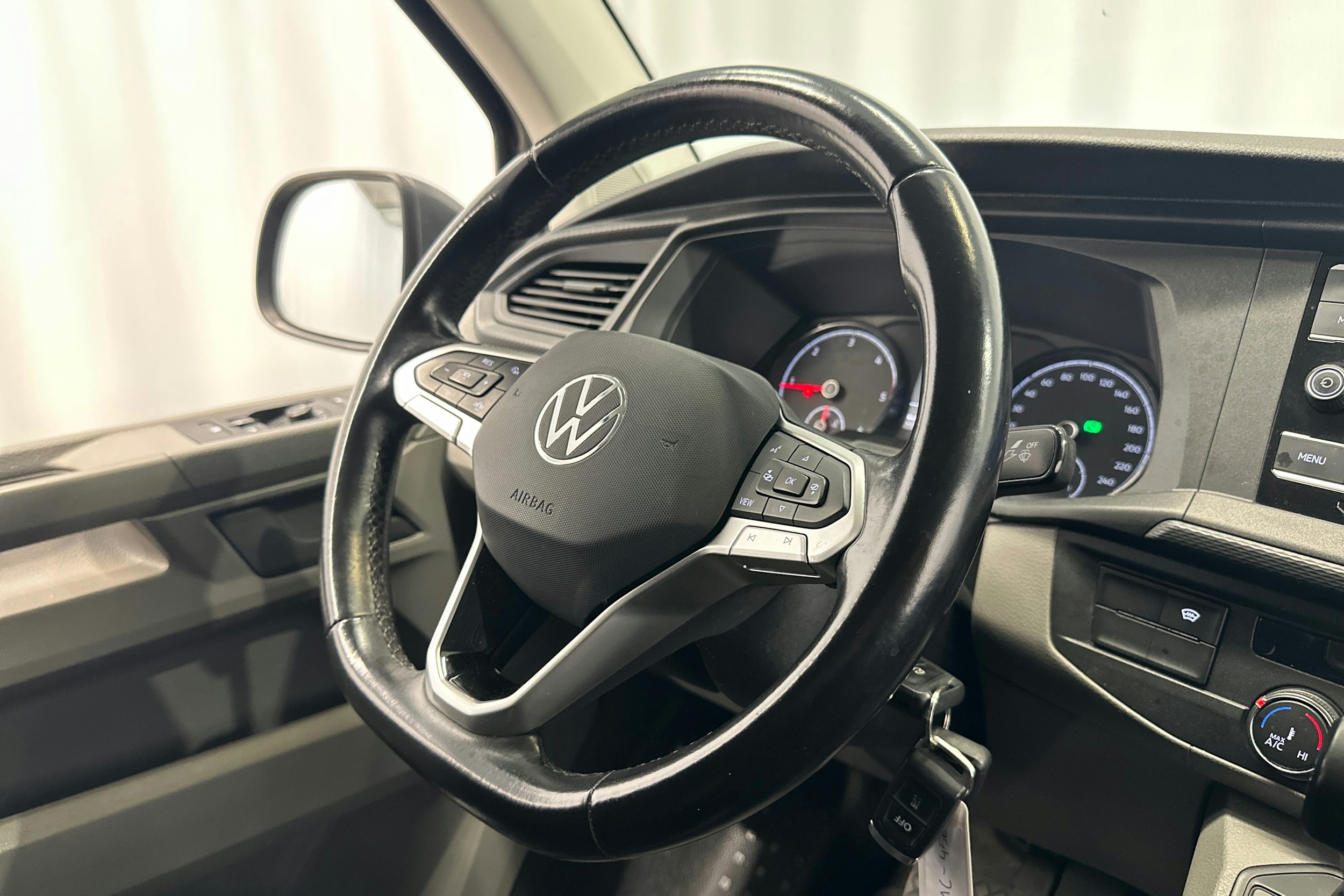 harmaa Volkswagen Transporter 2021 kuva 10.