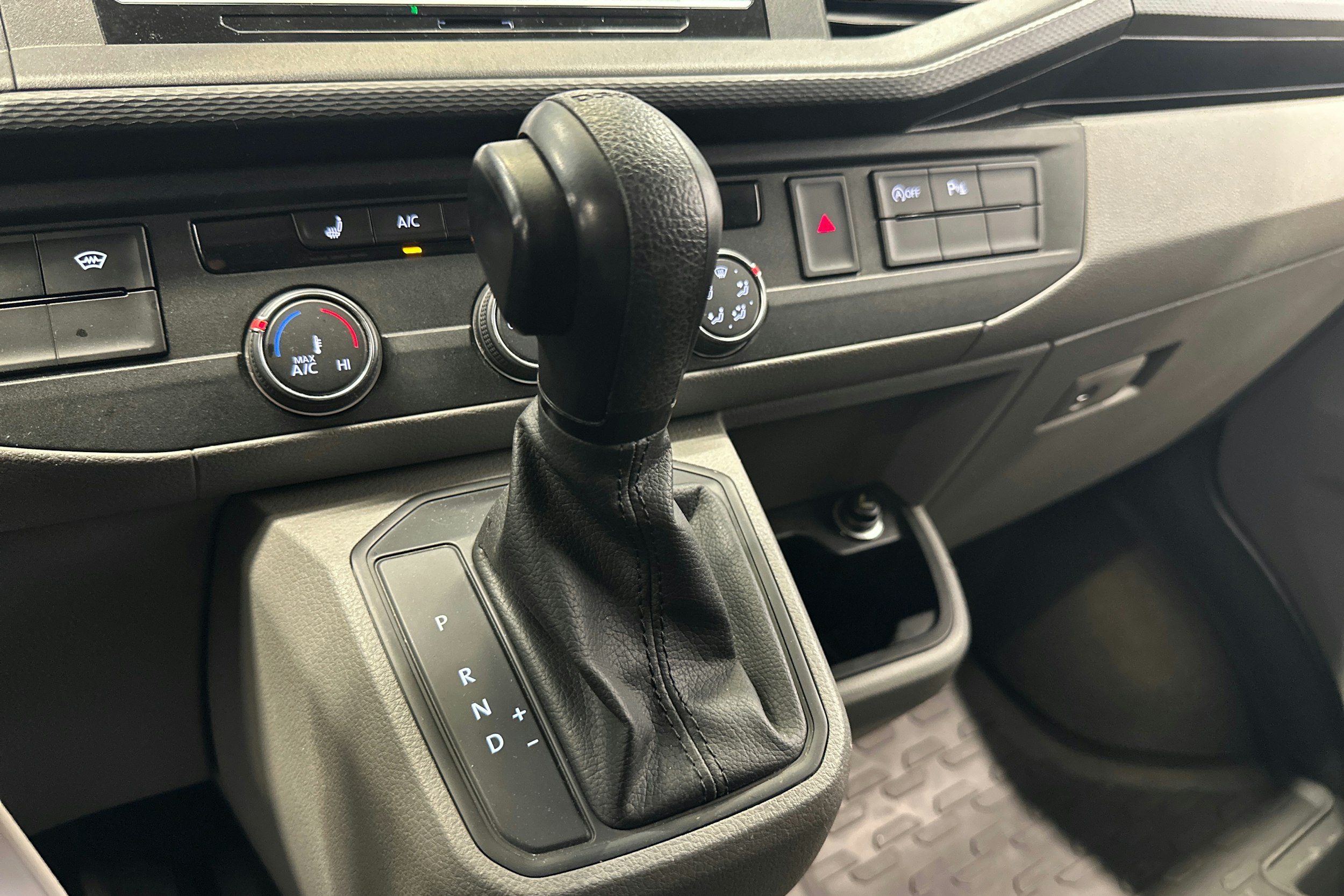 harmaa Volkswagen Transporter 2021 kuva 18.