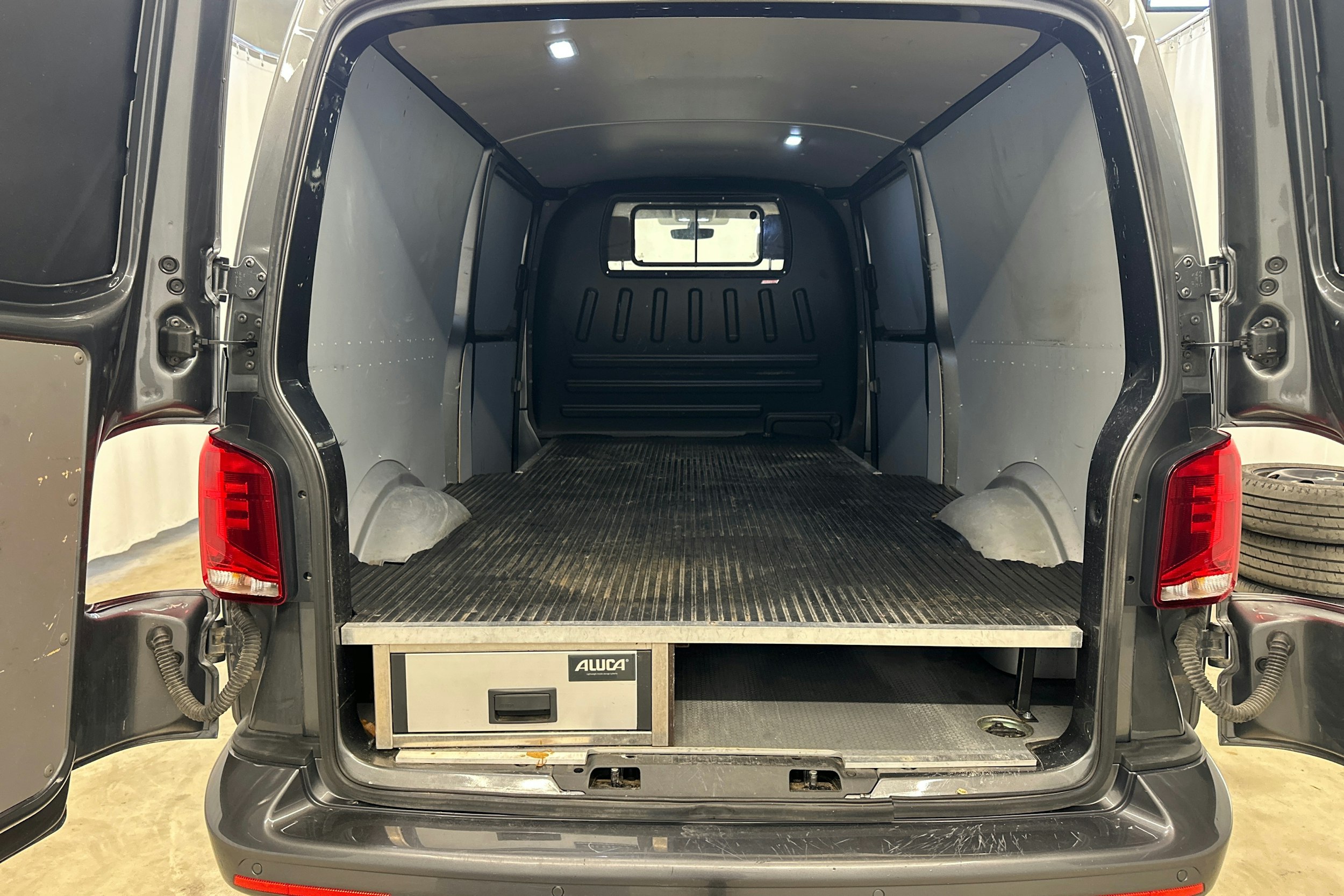 harmaa Volkswagen Transporter 2021 kuva 21.