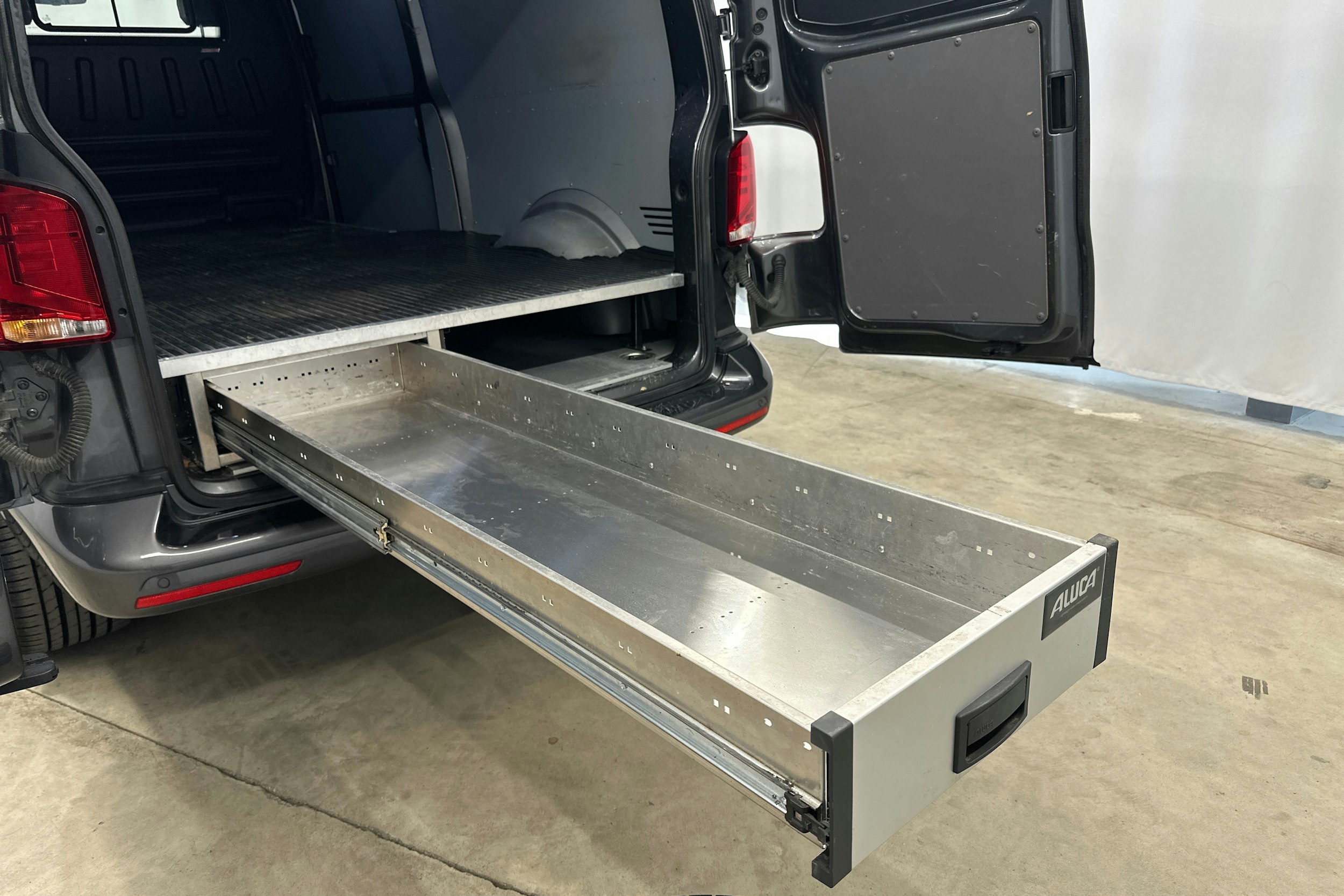 harmaa Volkswagen Transporter 2021 kuva 22.