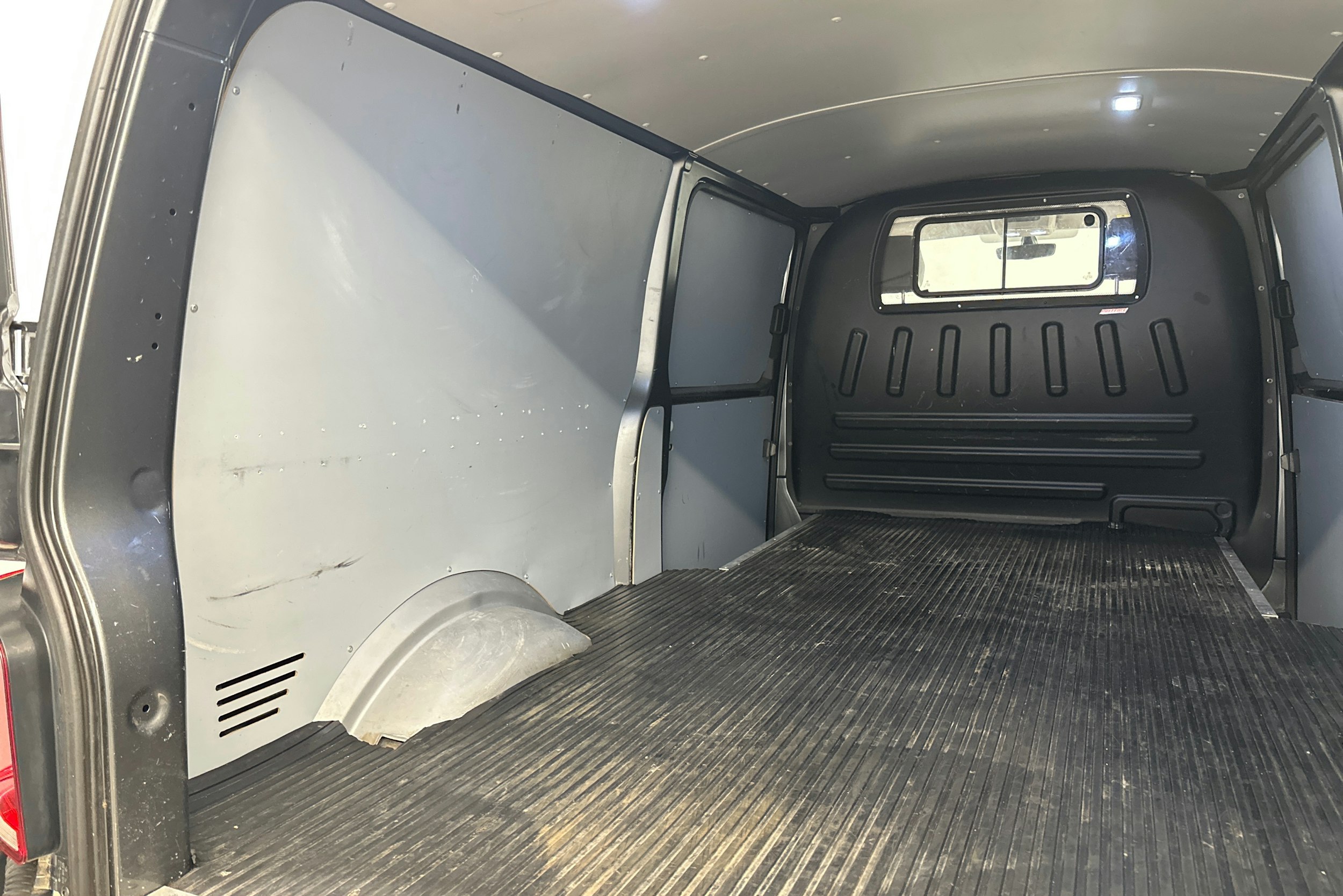 harmaa Volkswagen Transporter 2021 kuva 23.