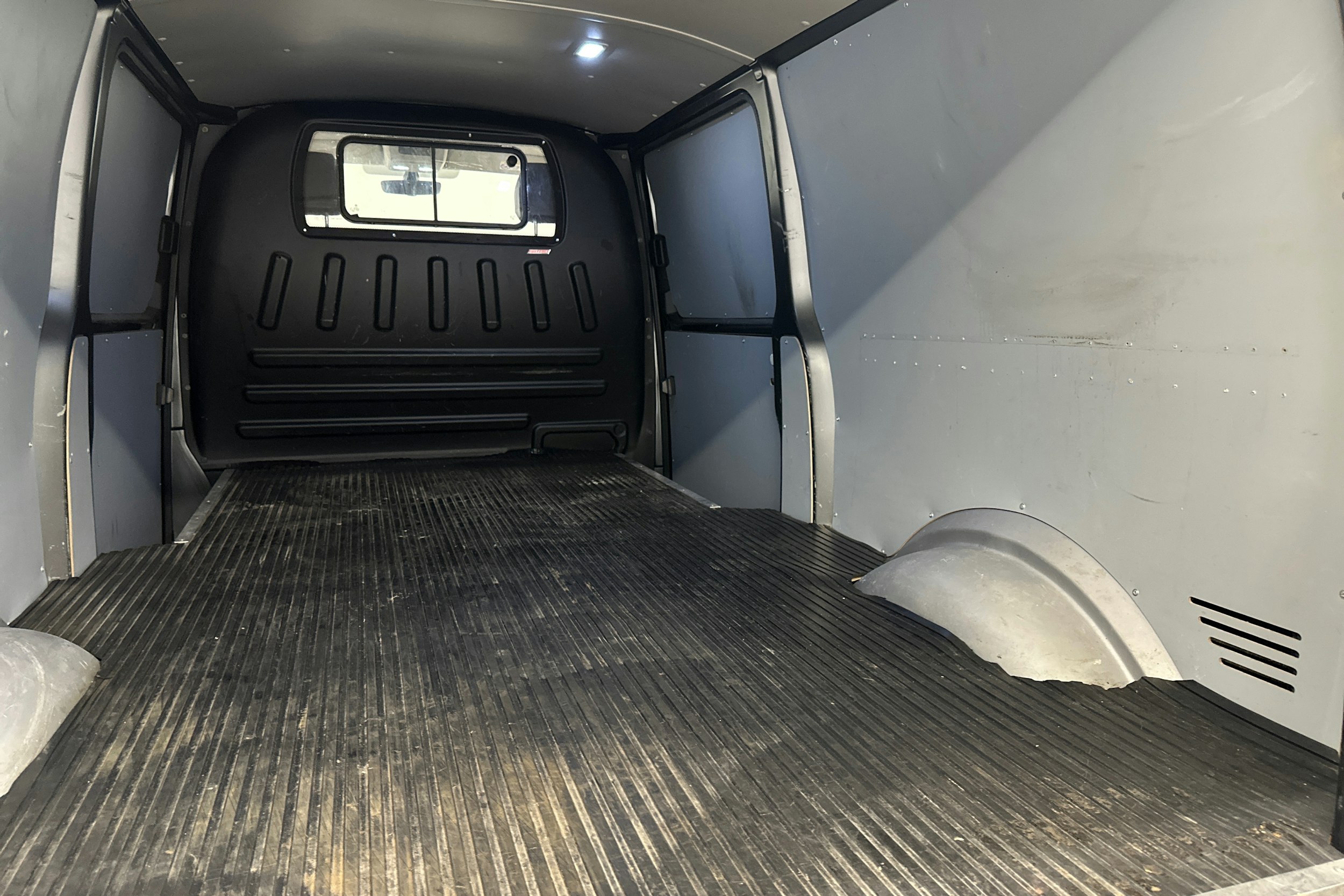 harmaa Volkswagen Transporter 2021 kuva 24.