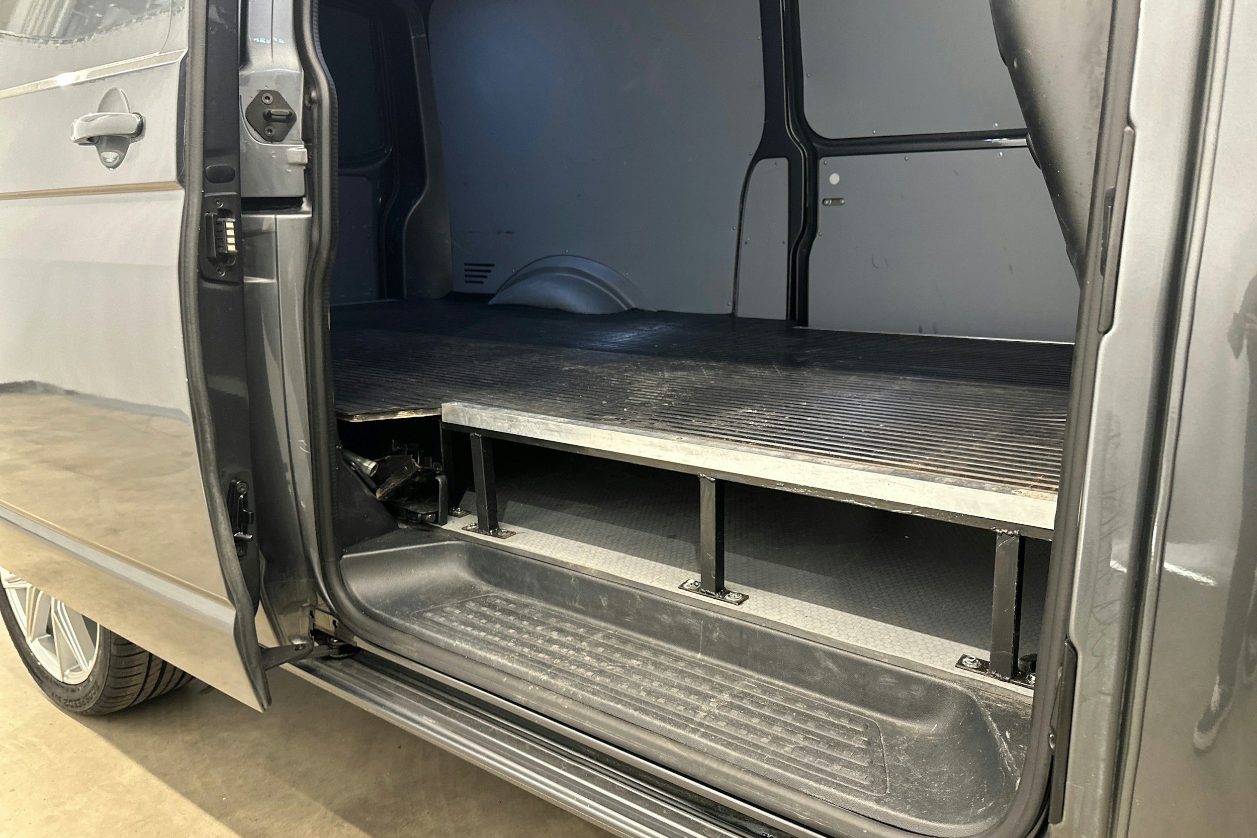 harmaa Volkswagen Transporter 2021 kuva 25.