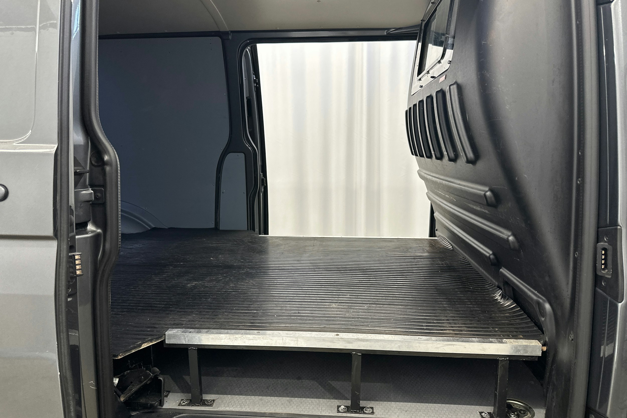 harmaa Volkswagen Transporter 2021 kuva 27.