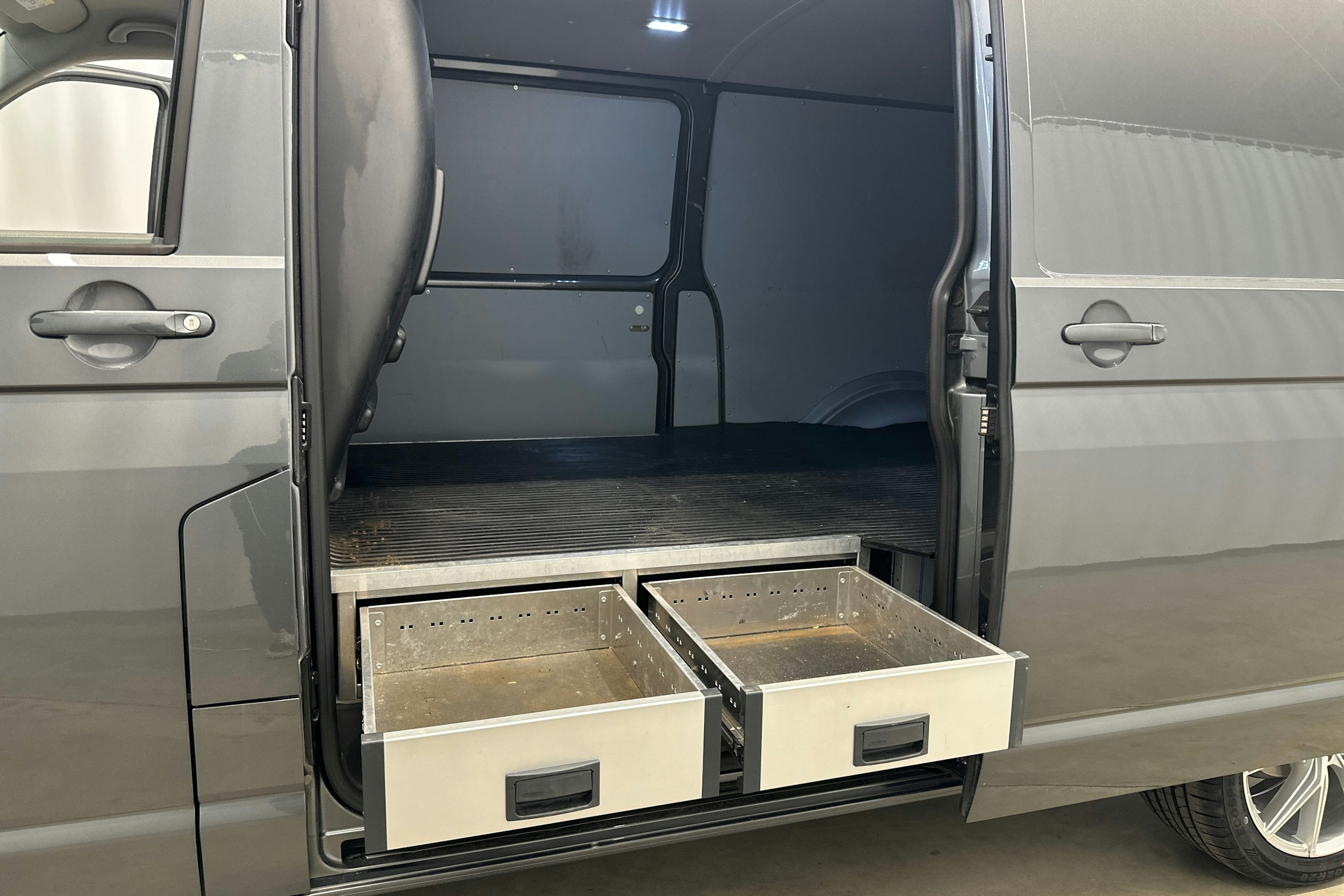 harmaa Volkswagen Transporter 2021 kuva 28.