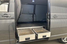 harmaa Volkswagen Transporter 2021 kuva 28.