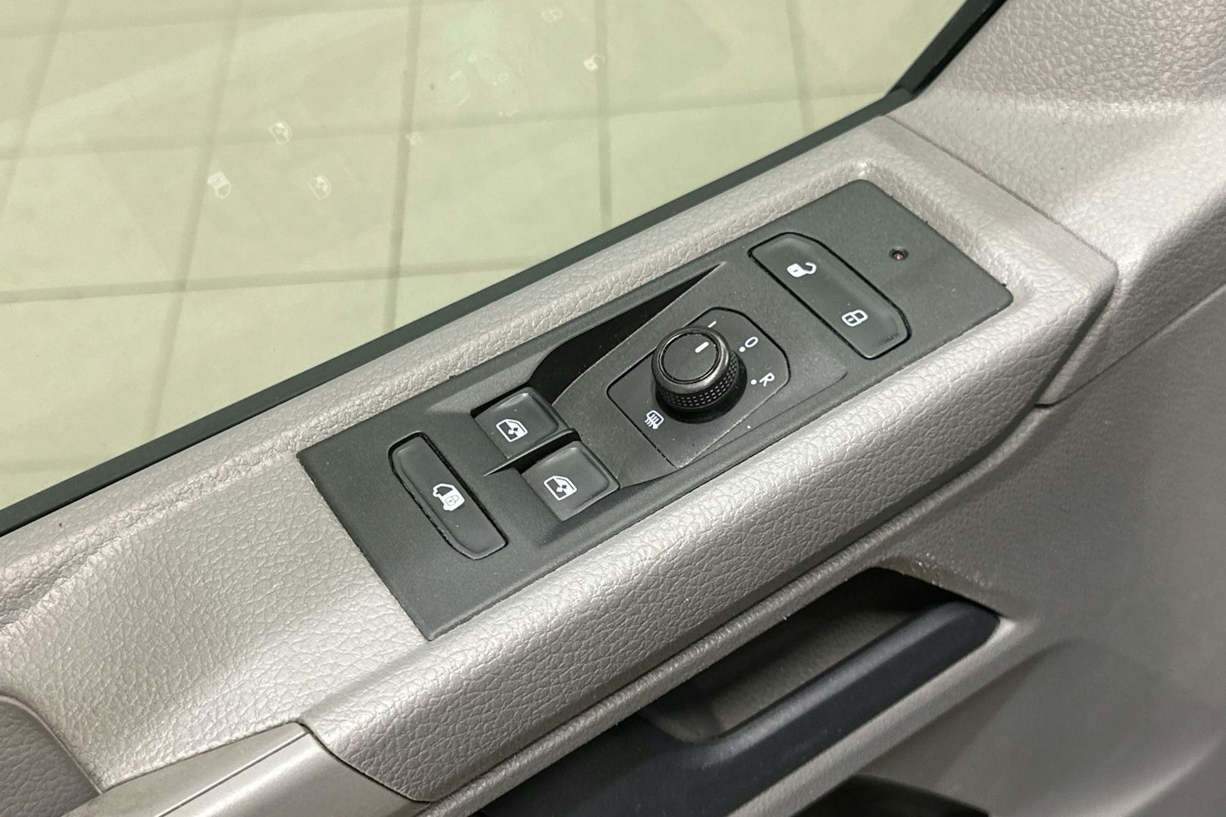 Musta Volkswagen TRANSPORTER 2021 kuva 14.
