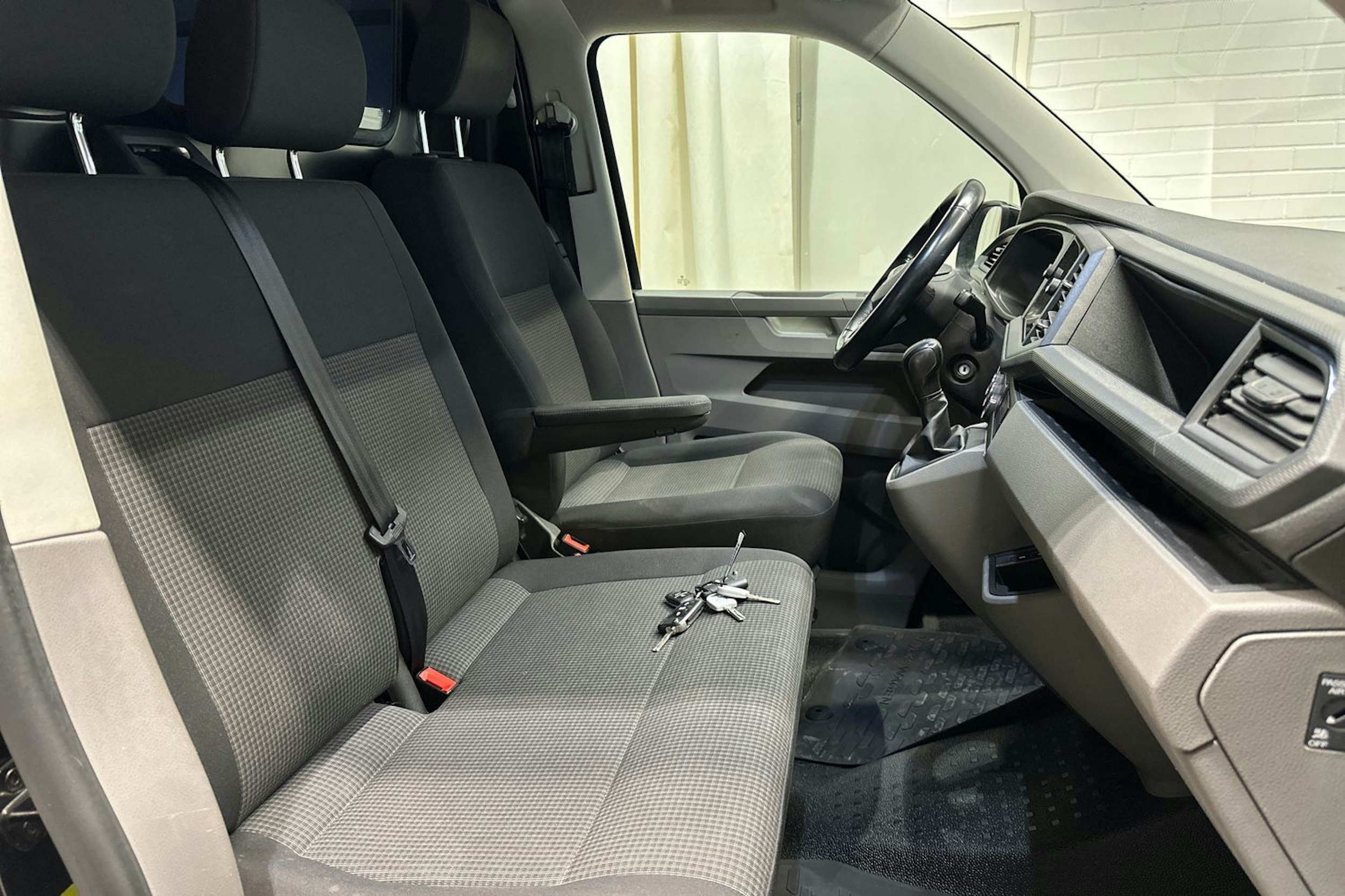 Musta Volkswagen TRANSPORTER 2021 kuva 27.