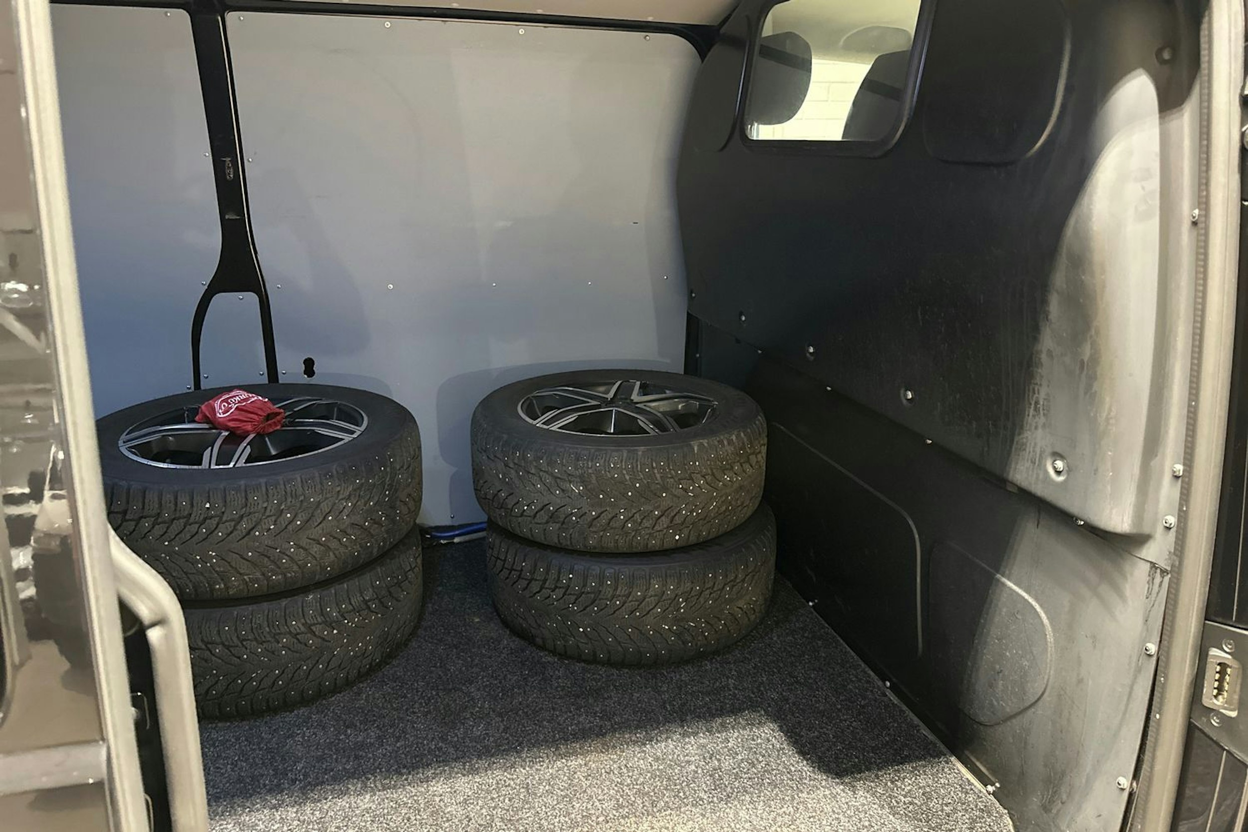 Musta Volkswagen TRANSPORTER 2021 kuva 29.