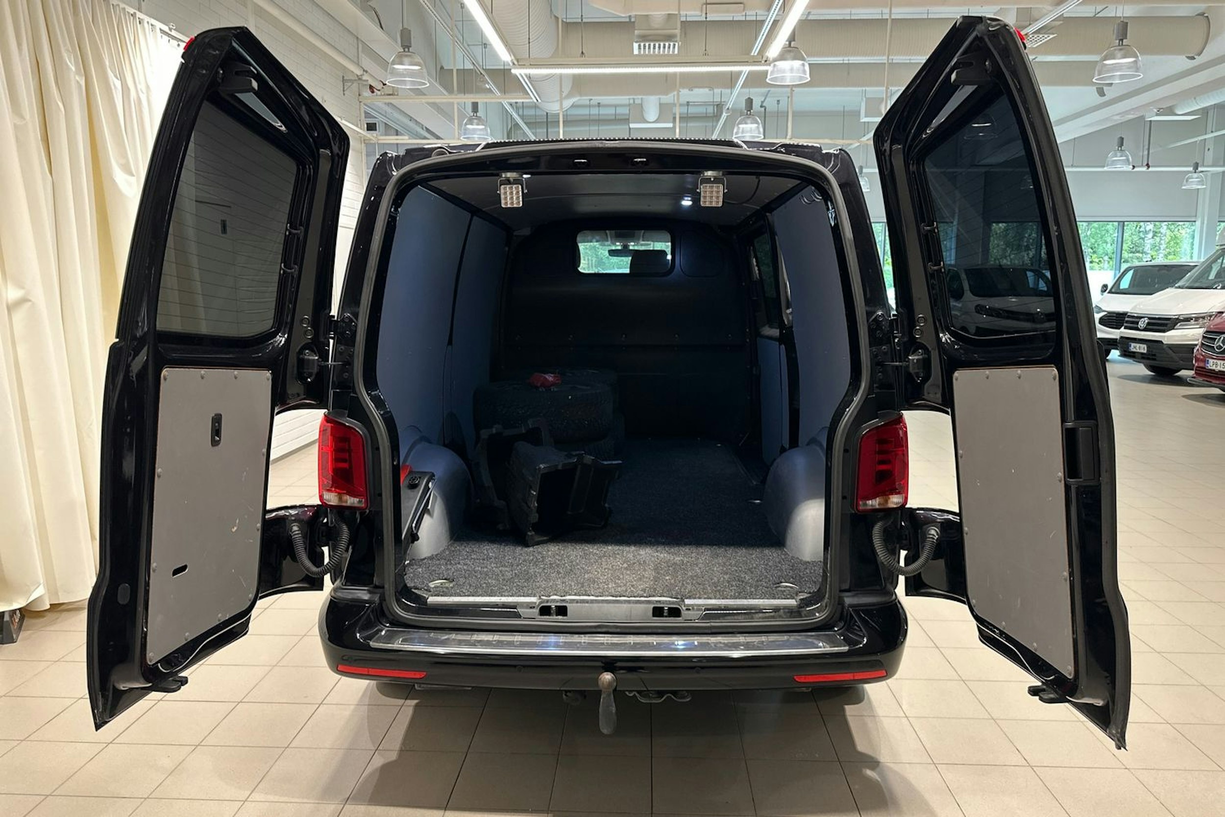 Musta Volkswagen TRANSPORTER 2021 kuva 32.