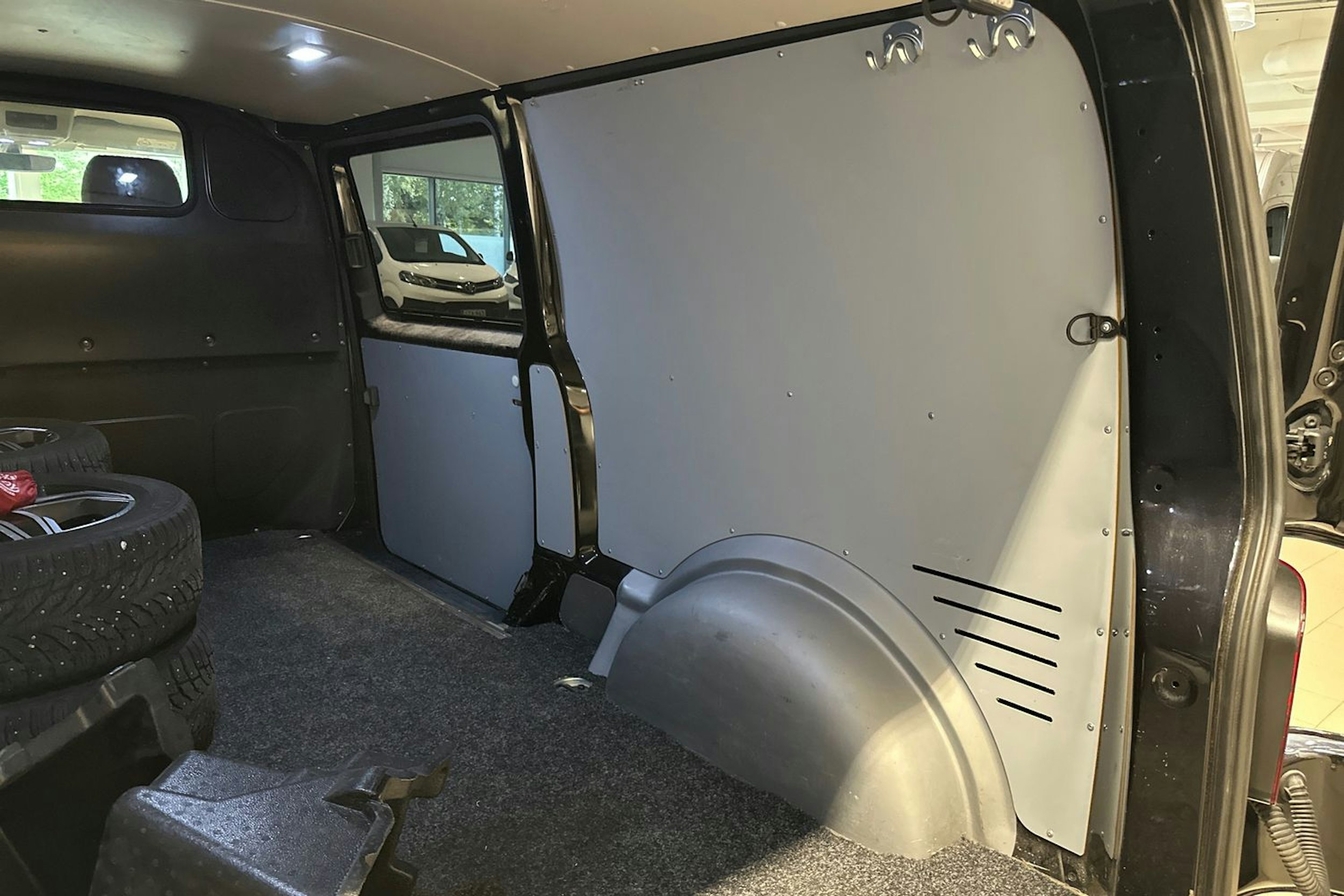 Musta Volkswagen TRANSPORTER 2021 kuva 35.