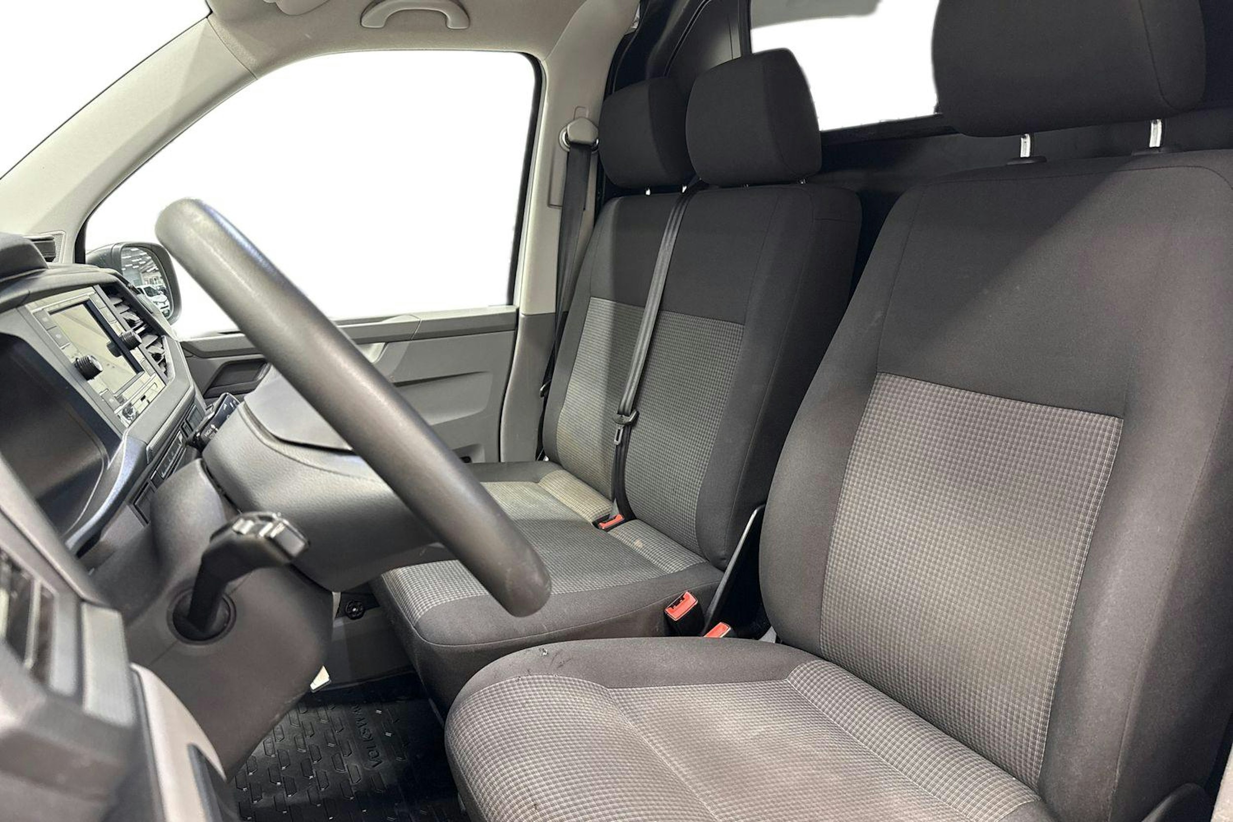 valkoinen Volkswagen Transporter 2021 kuva 7.