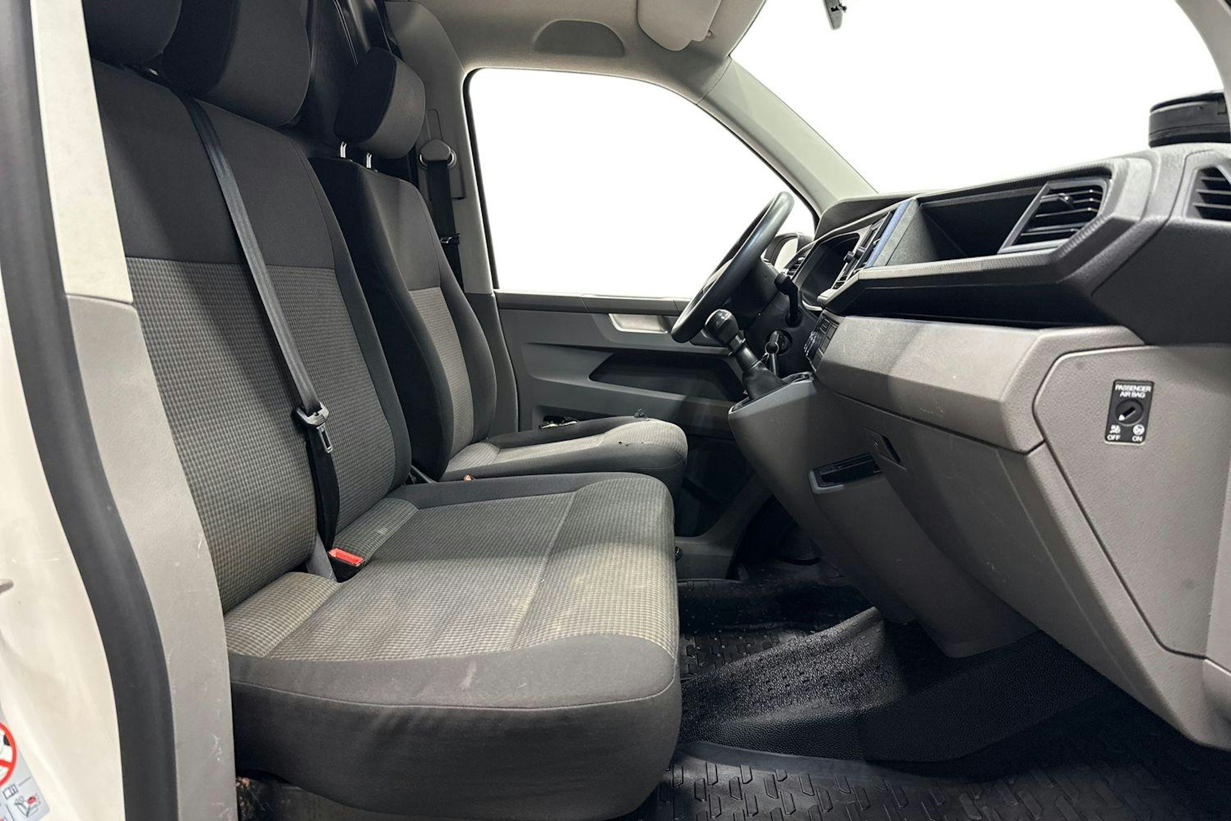 valkoinen Volkswagen Transporter 2021 kuva 10.