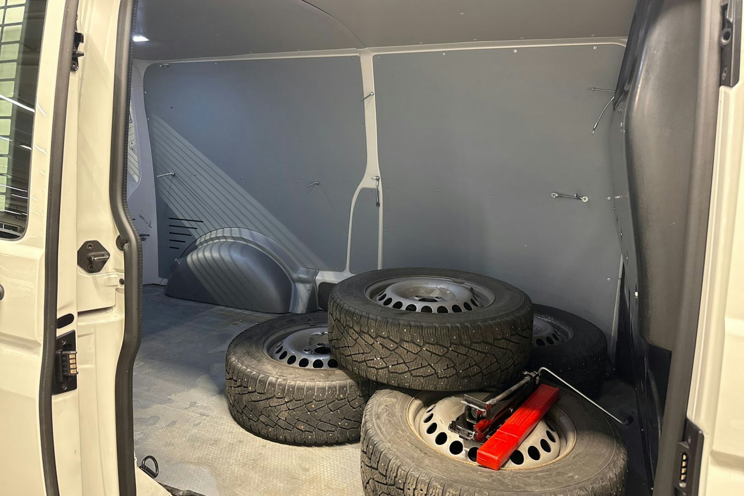 valkoinen Volkswagen Transporter 2021 kuva 13.
