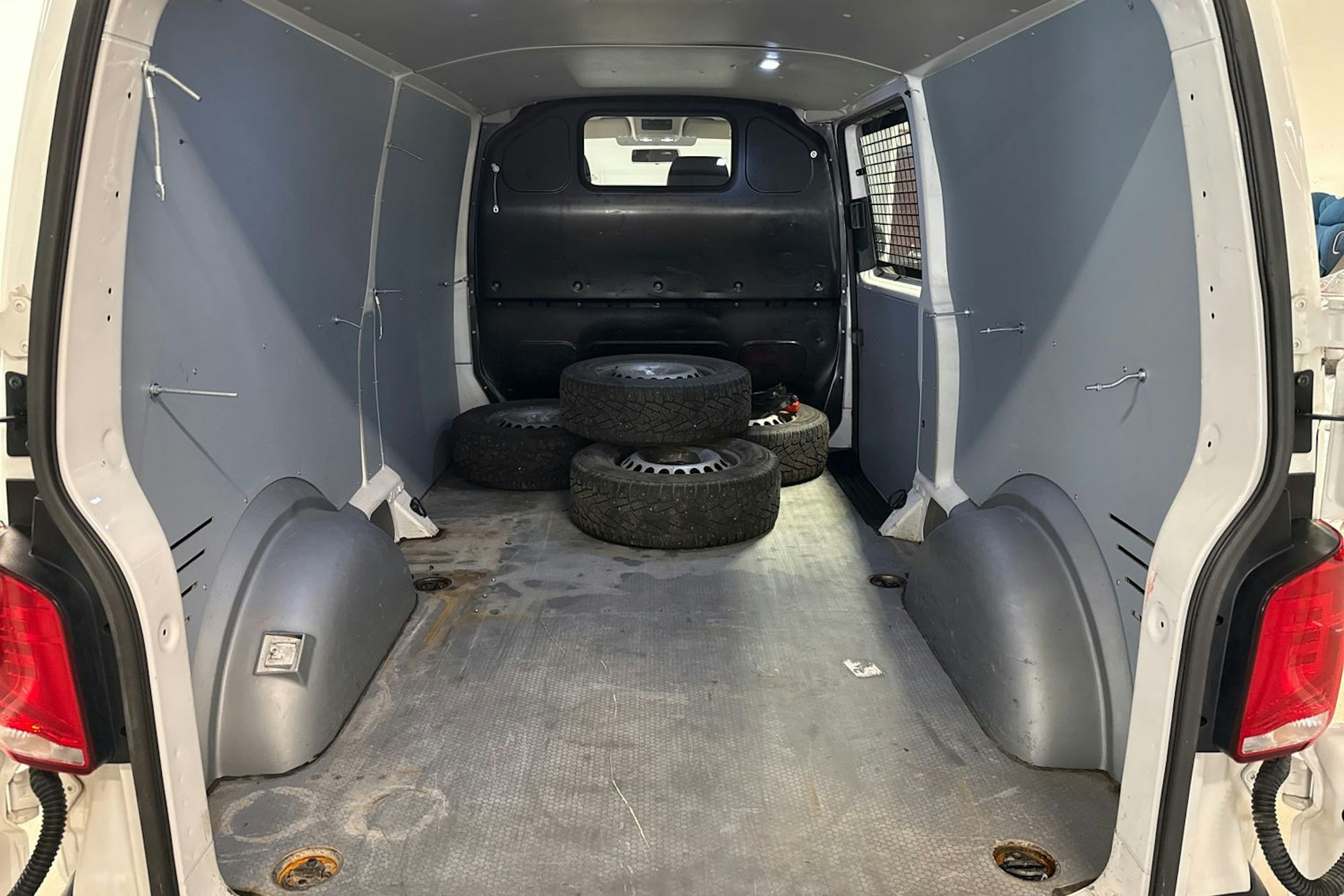 valkoinen Volkswagen Transporter 2021 kuva 14.