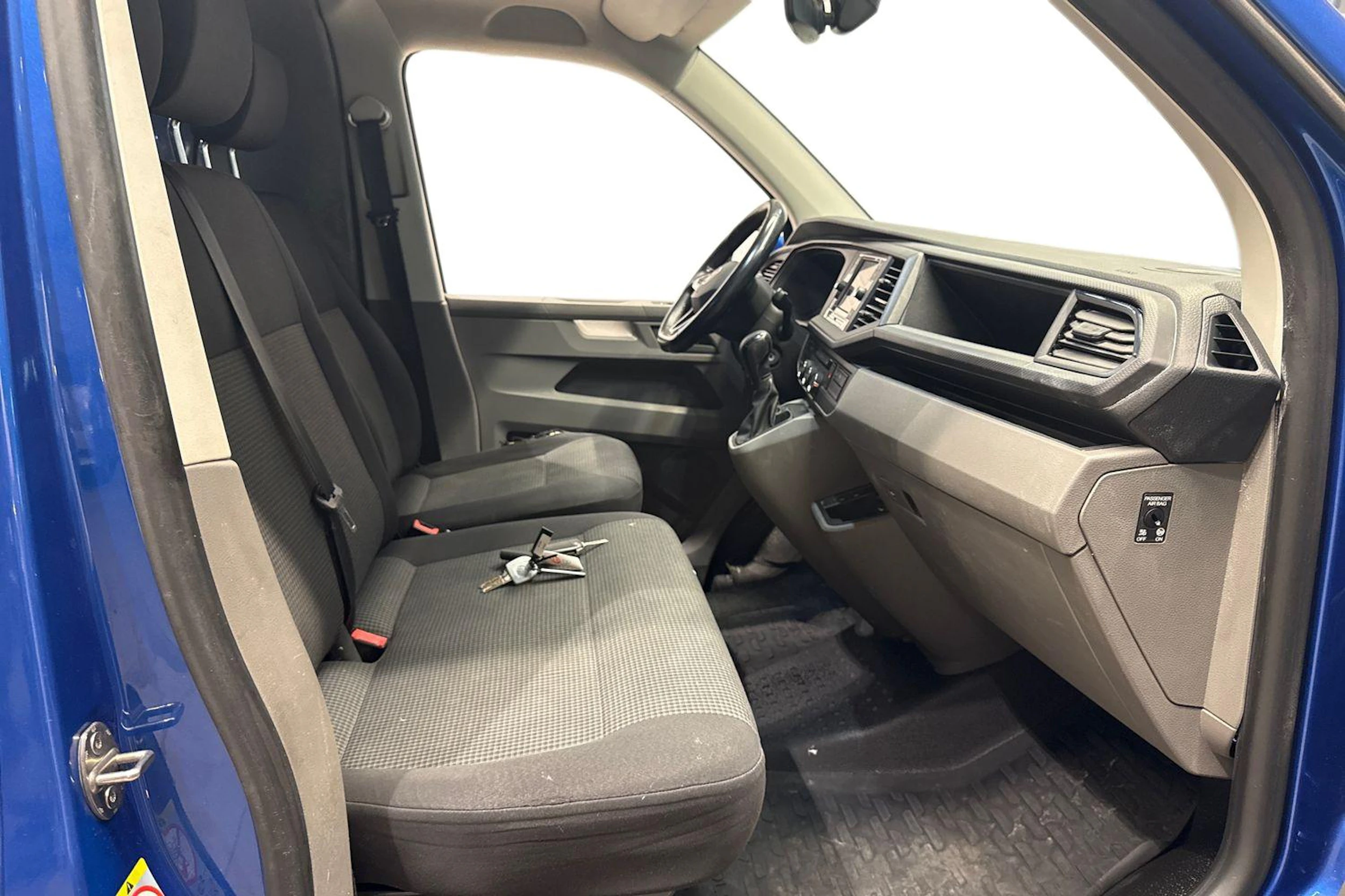 sininen Volkswagen Transporter 2022 kuva 11.