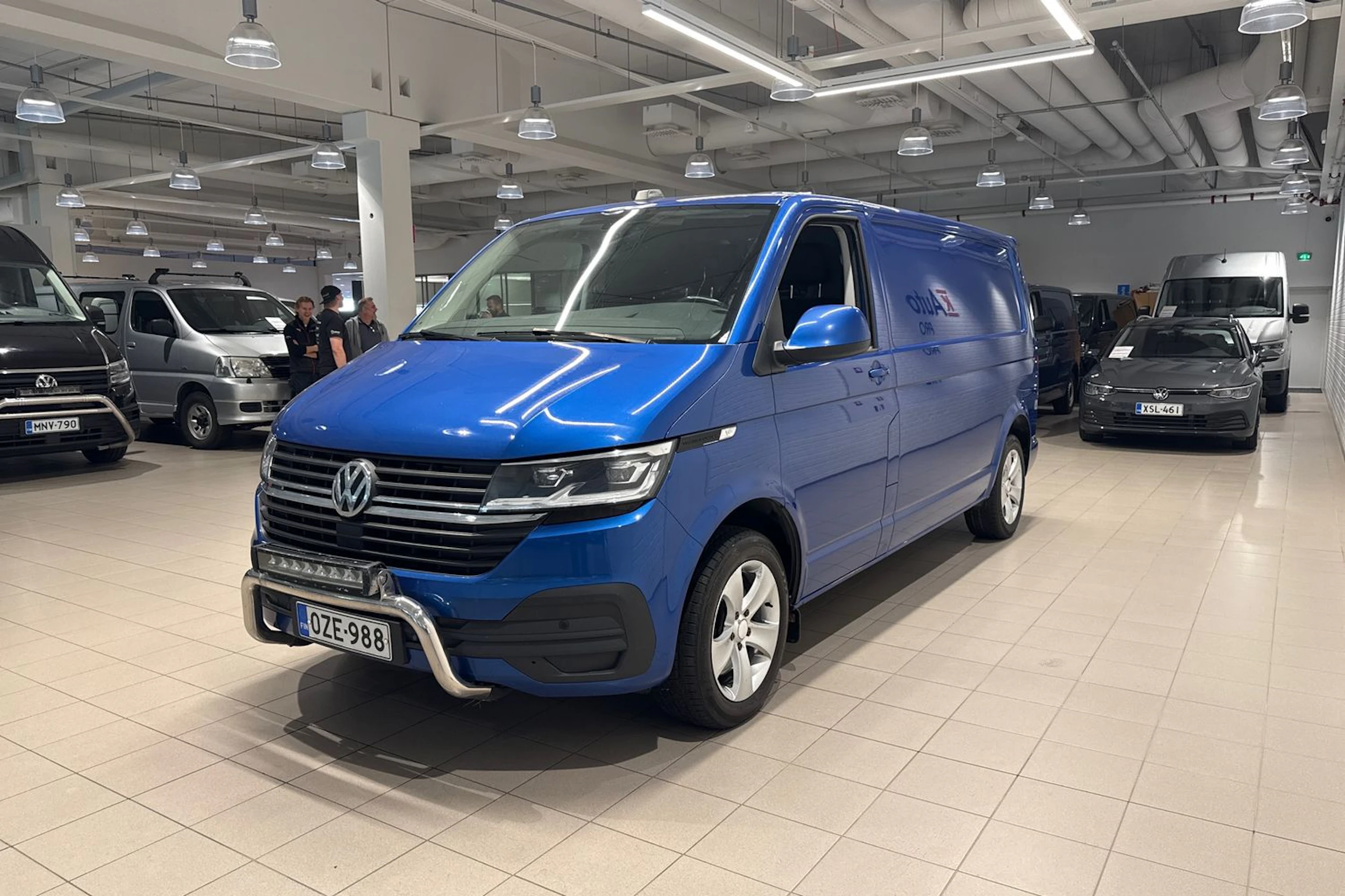 sininen Volkswagen Transporter 2022 kuva 13.