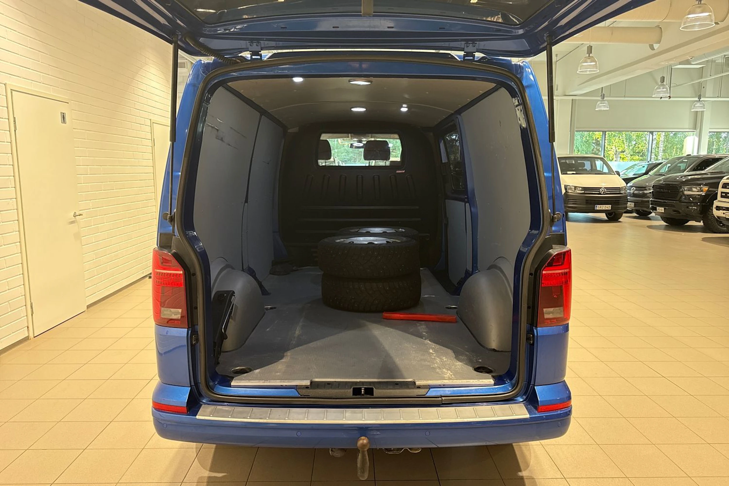 sininen Volkswagen Transporter 2022 kuva 16.