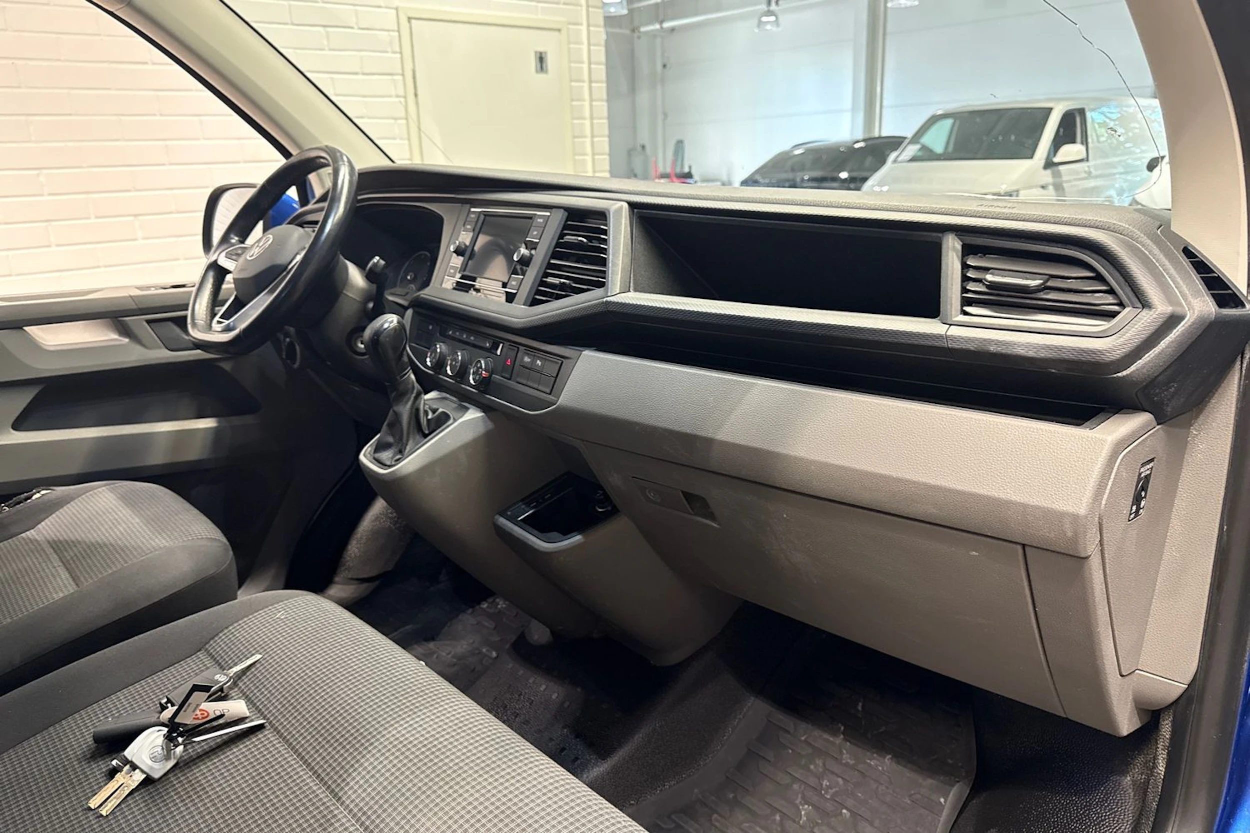 sininen Volkswagen Transporter 2022 kuva 18.