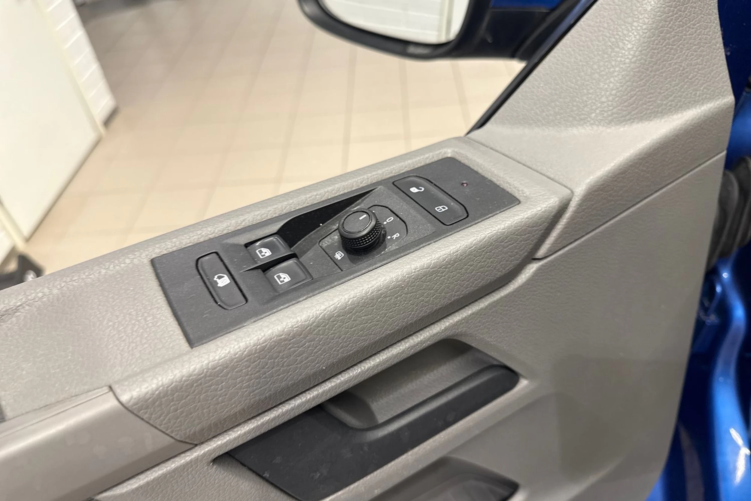 sininen Volkswagen Transporter 2022 kuva 25.