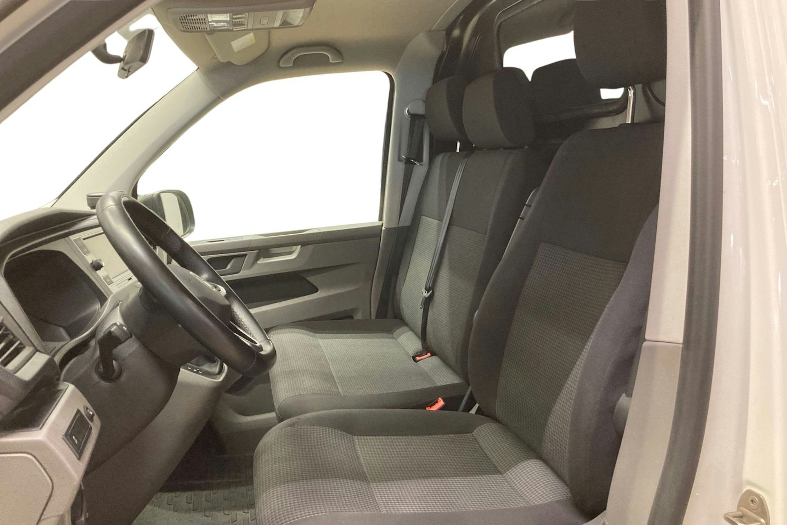 valkoinen Volkswagen Transporter 2021 kuva 7.