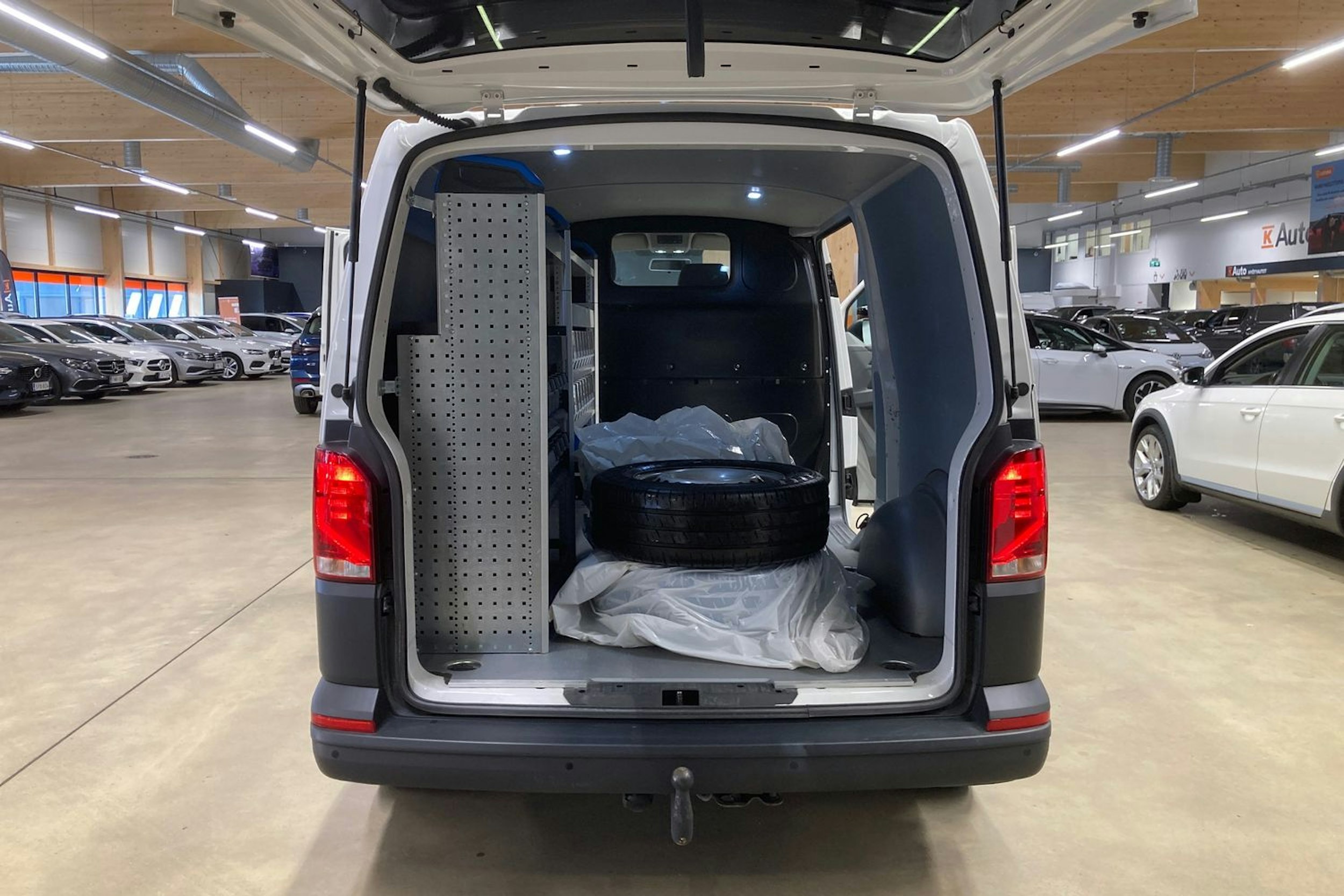 valkoinen Volkswagen Transporter 2021 kuva 13.