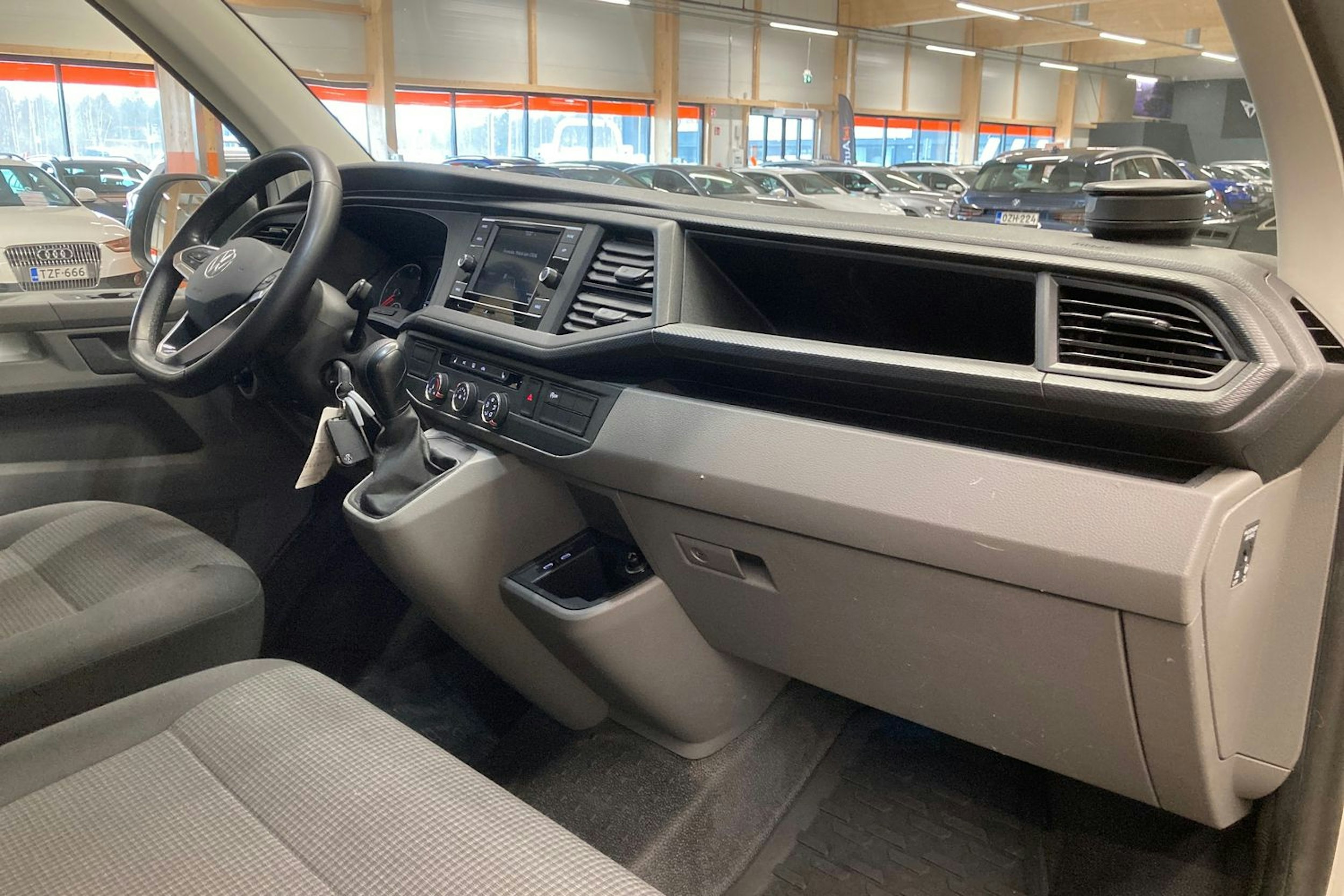 valkoinen Volkswagen Transporter 2021 kuva 15.