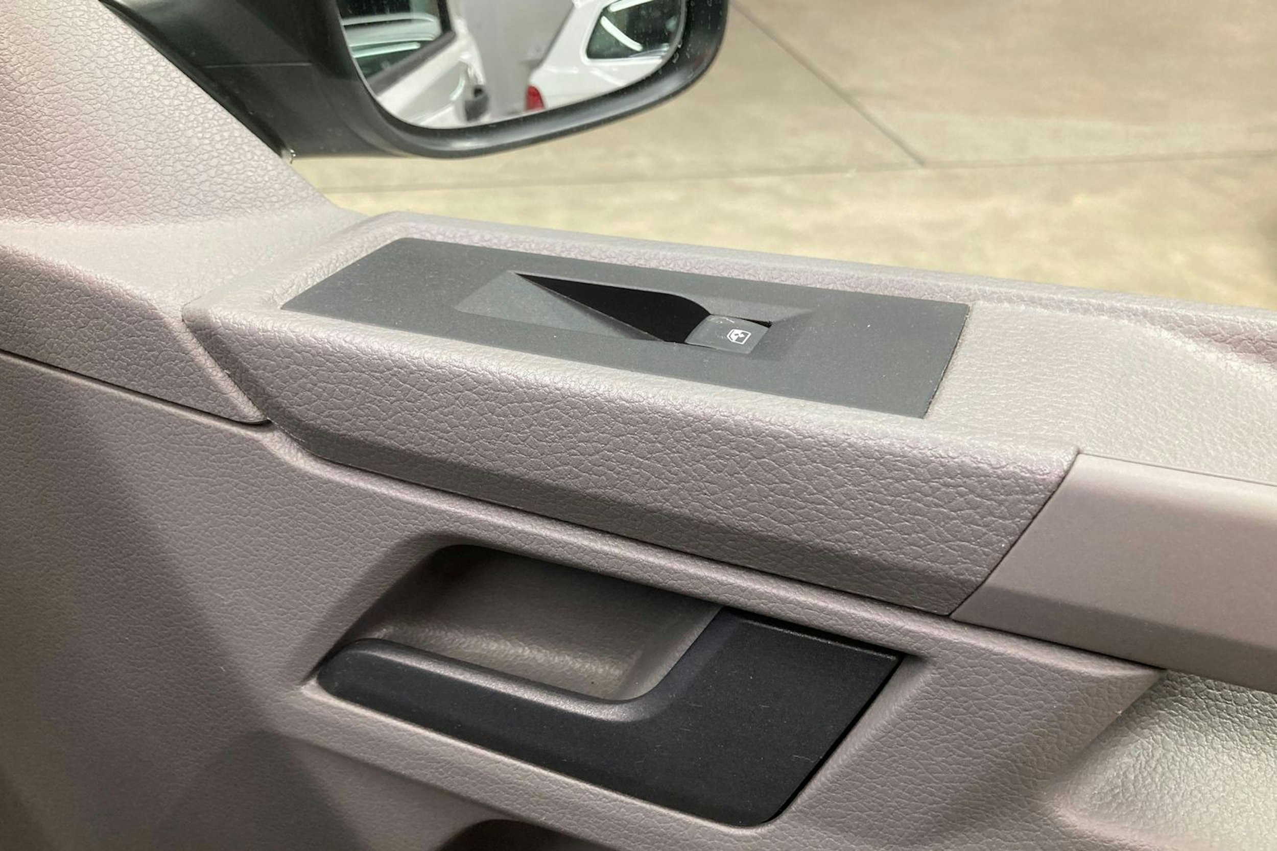 valkoinen Volkswagen Transporter 2021 kuva 16.