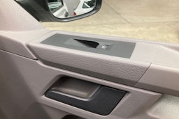 valkoinen Volkswagen Transporter 2021 kuva 16.