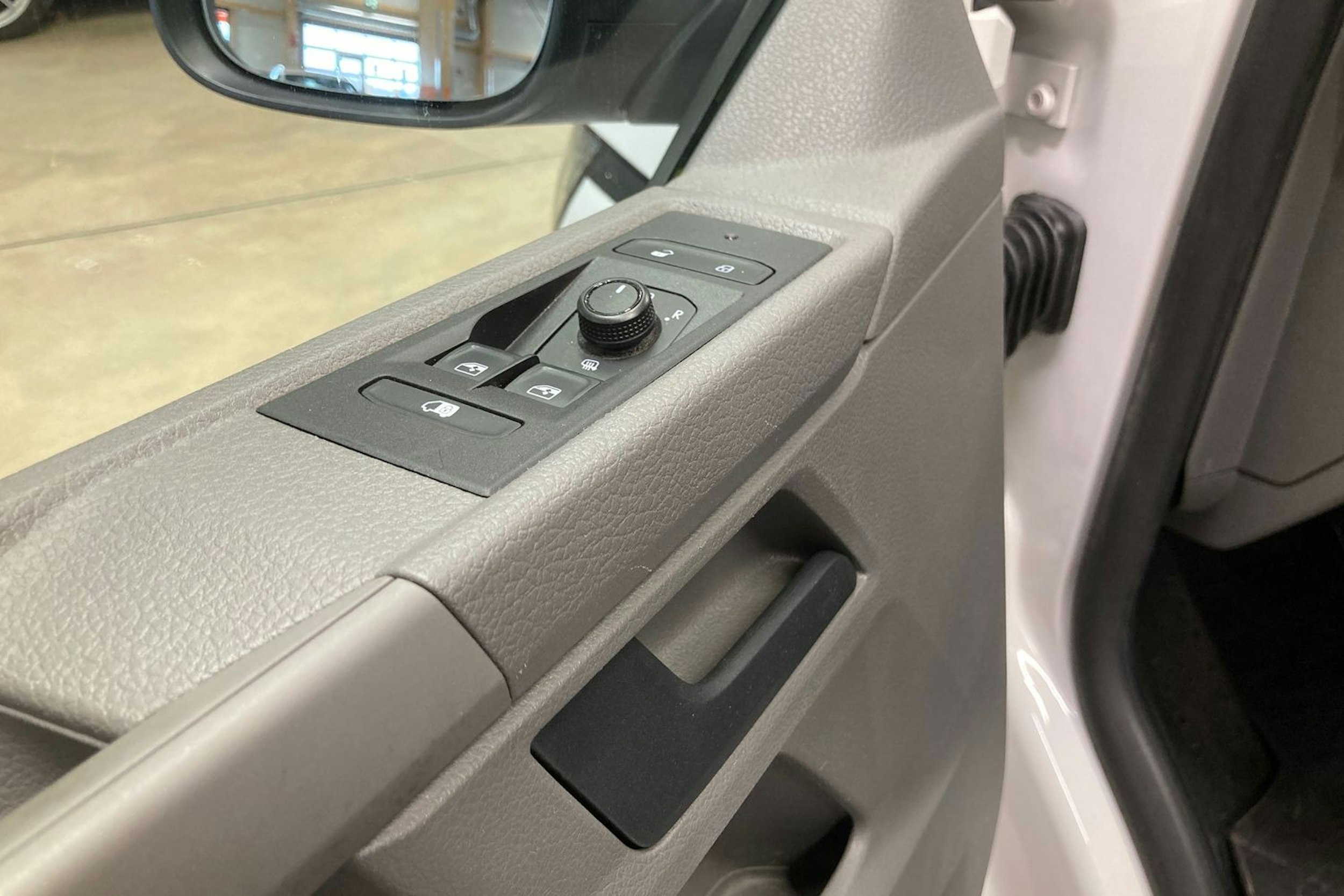 valkoinen Volkswagen Transporter 2021 kuva 17.