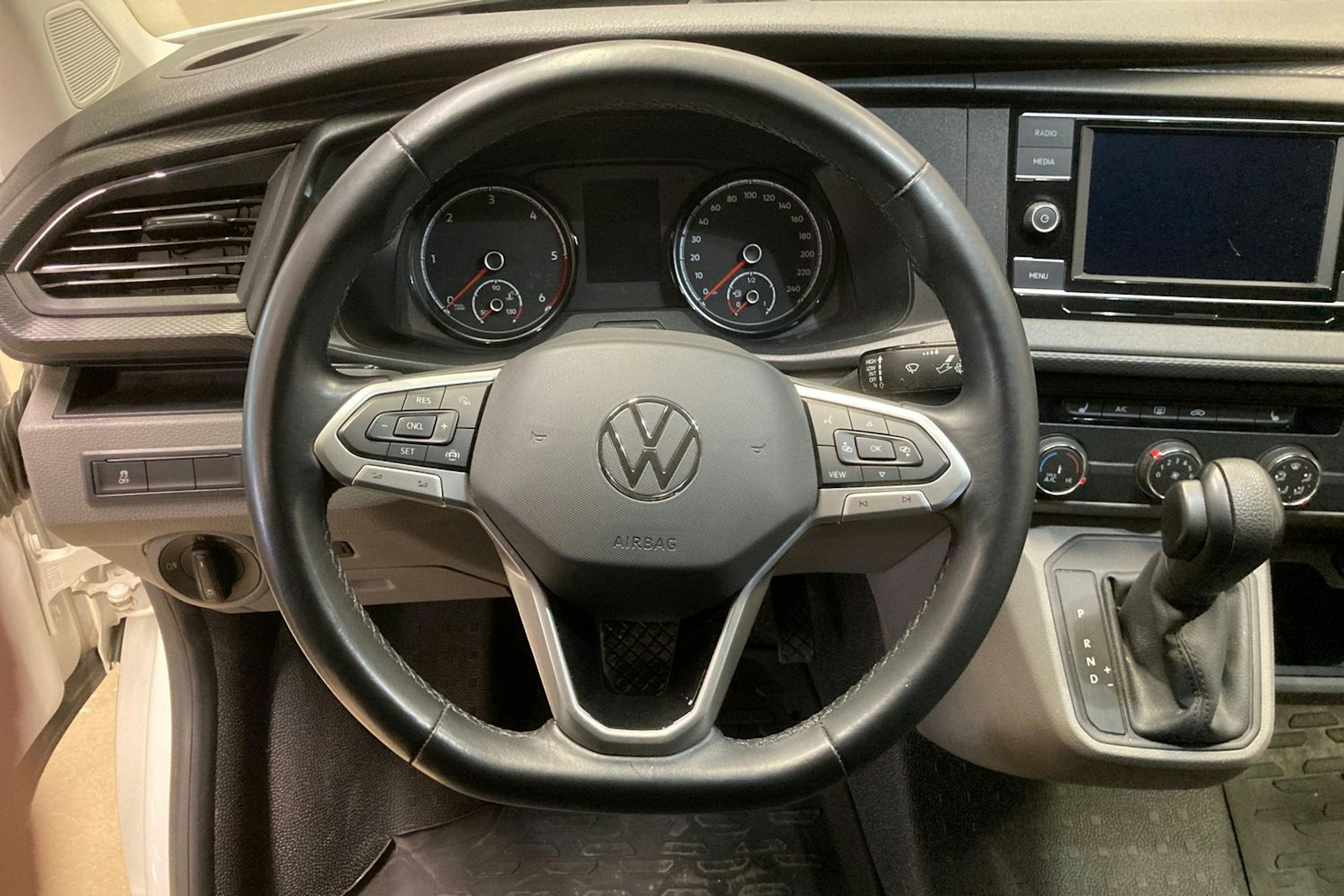 valkoinen Volkswagen Transporter 2021 kuva 19.