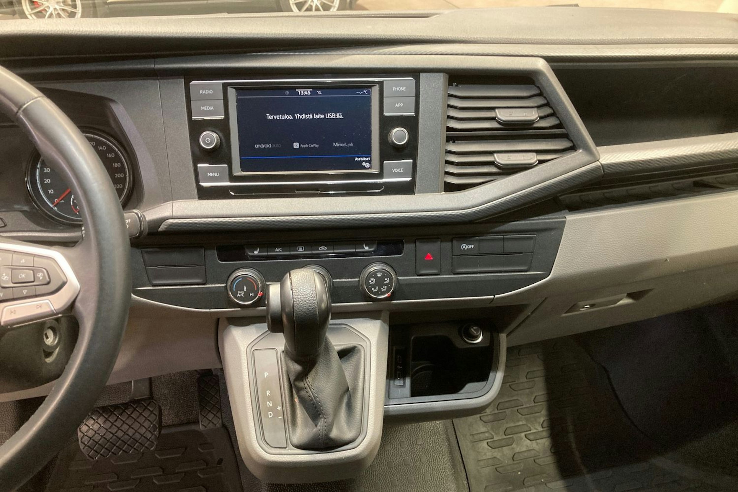 valkoinen Volkswagen Transporter 2021 kuva 20.
