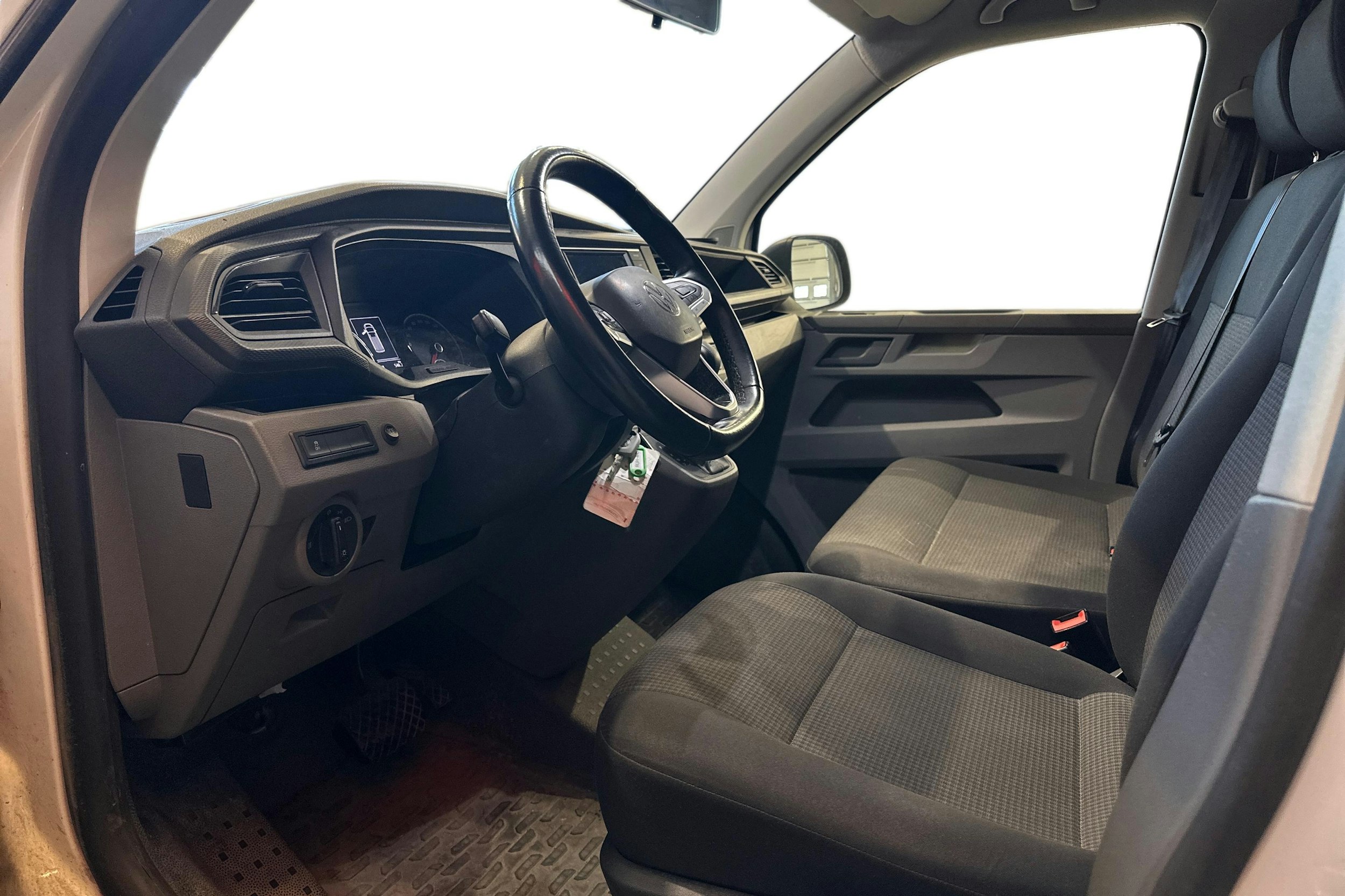valkoinen Volkswagen Transporter 2021 kuva 3.