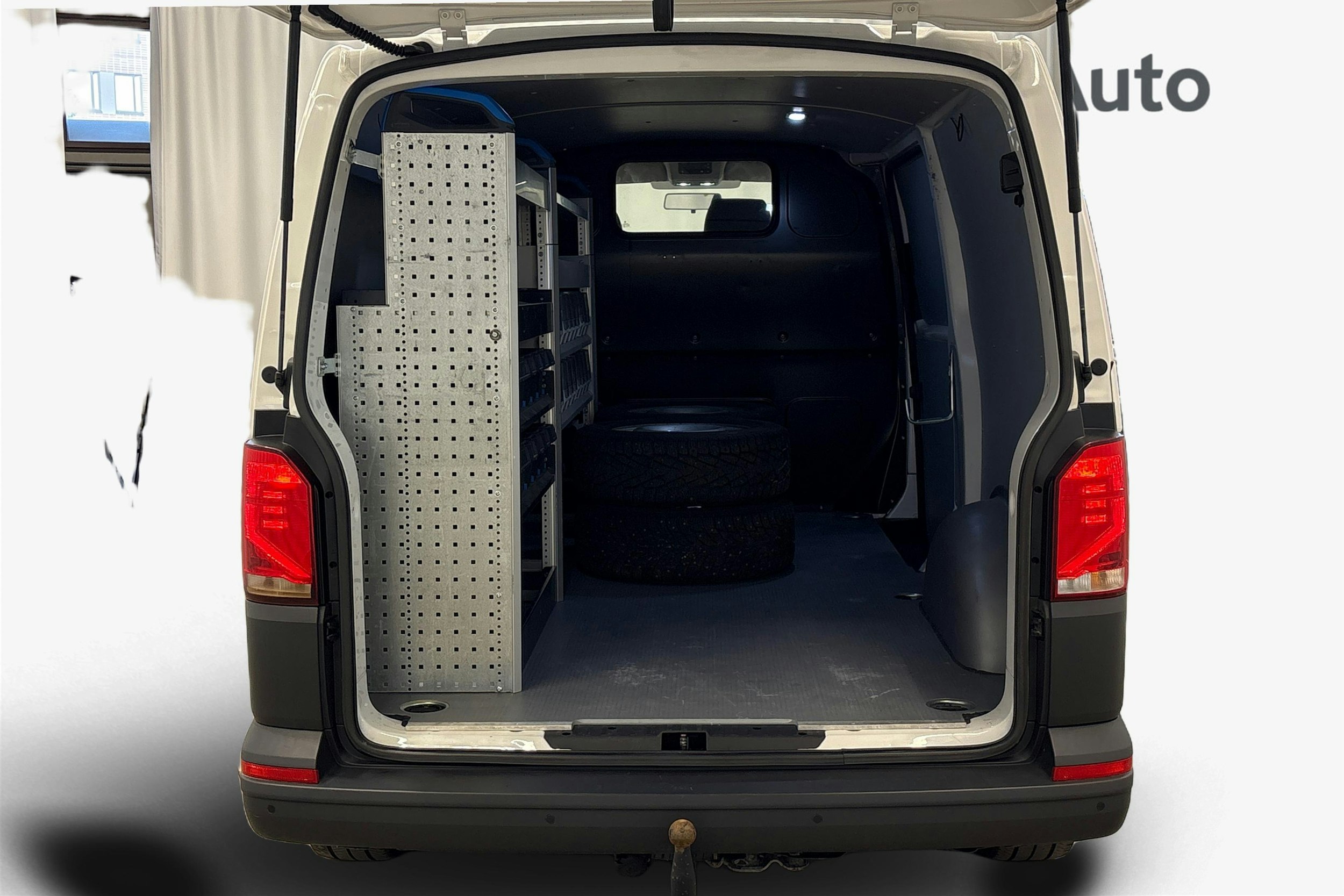 valkoinen Volkswagen Transporter 2021 kuva 9.