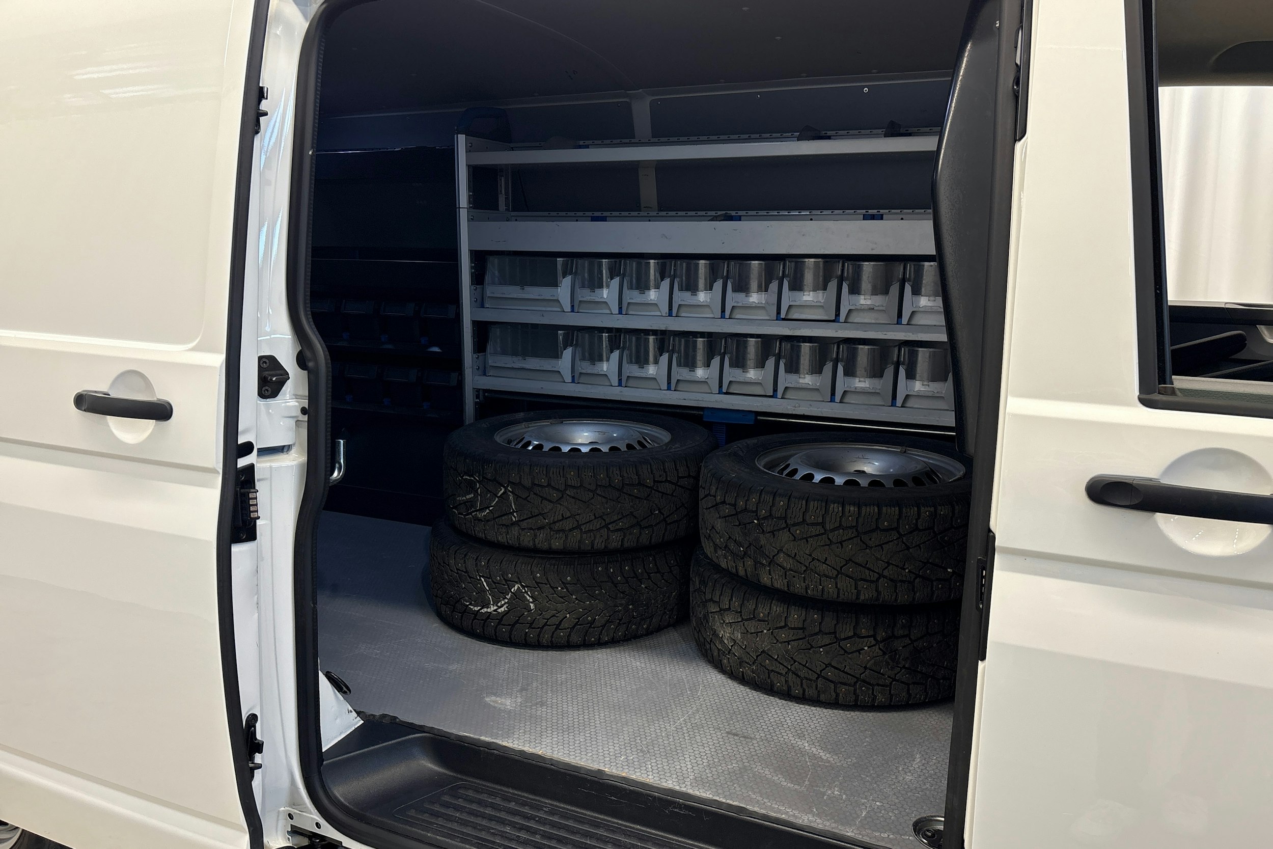 valkoinen Volkswagen Transporter 2021 kuva 11.